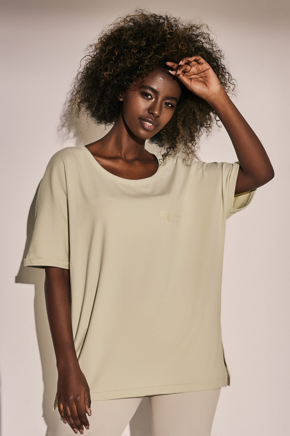 T-SHIRT O KROJU OVERSIZE Z ROZCIĘCIAMI NA BOKACH LIMONKOWY - BERKNER