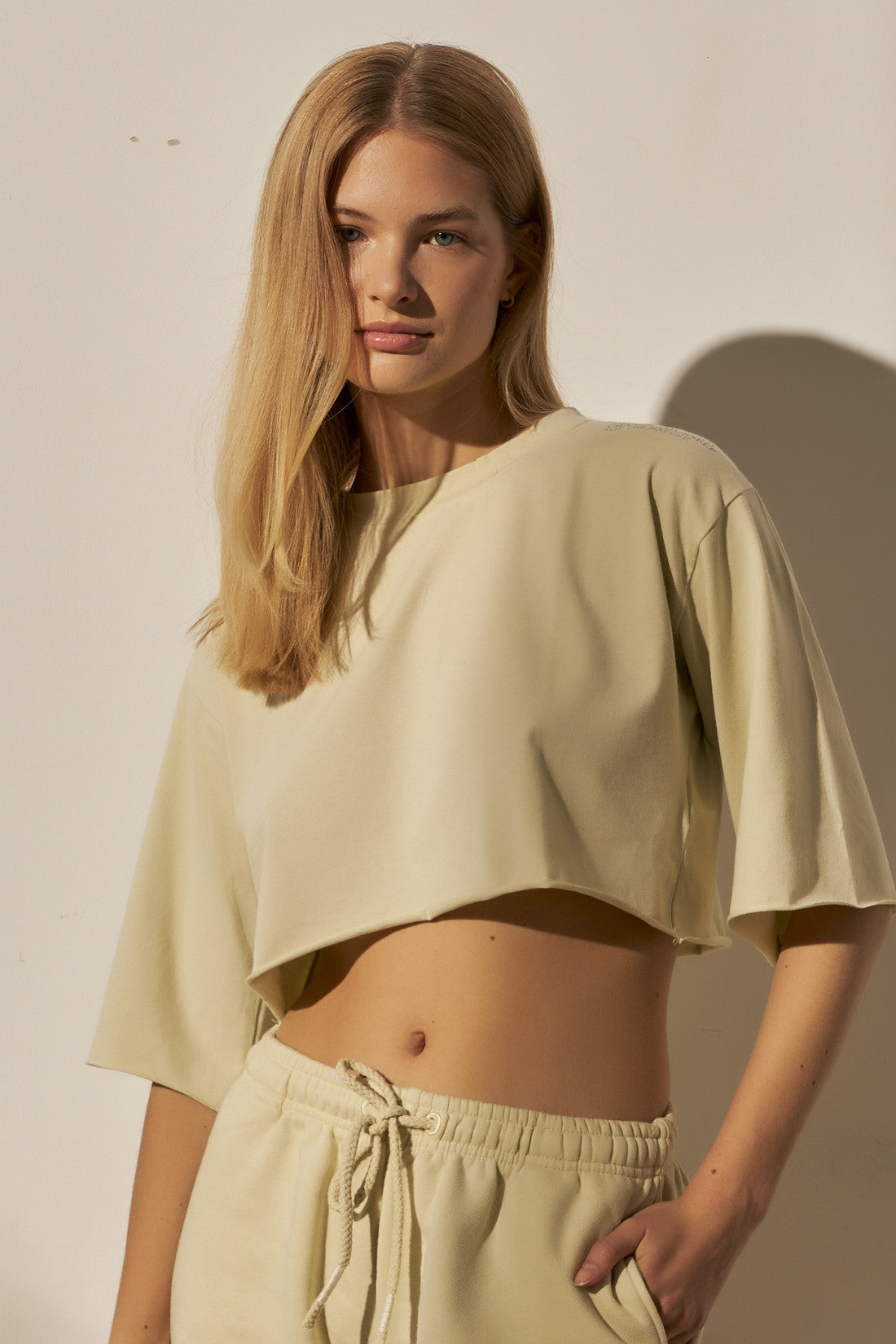CROP TOP SUROWO WYKOŃCZONY LIMONKOWY - CURACAO