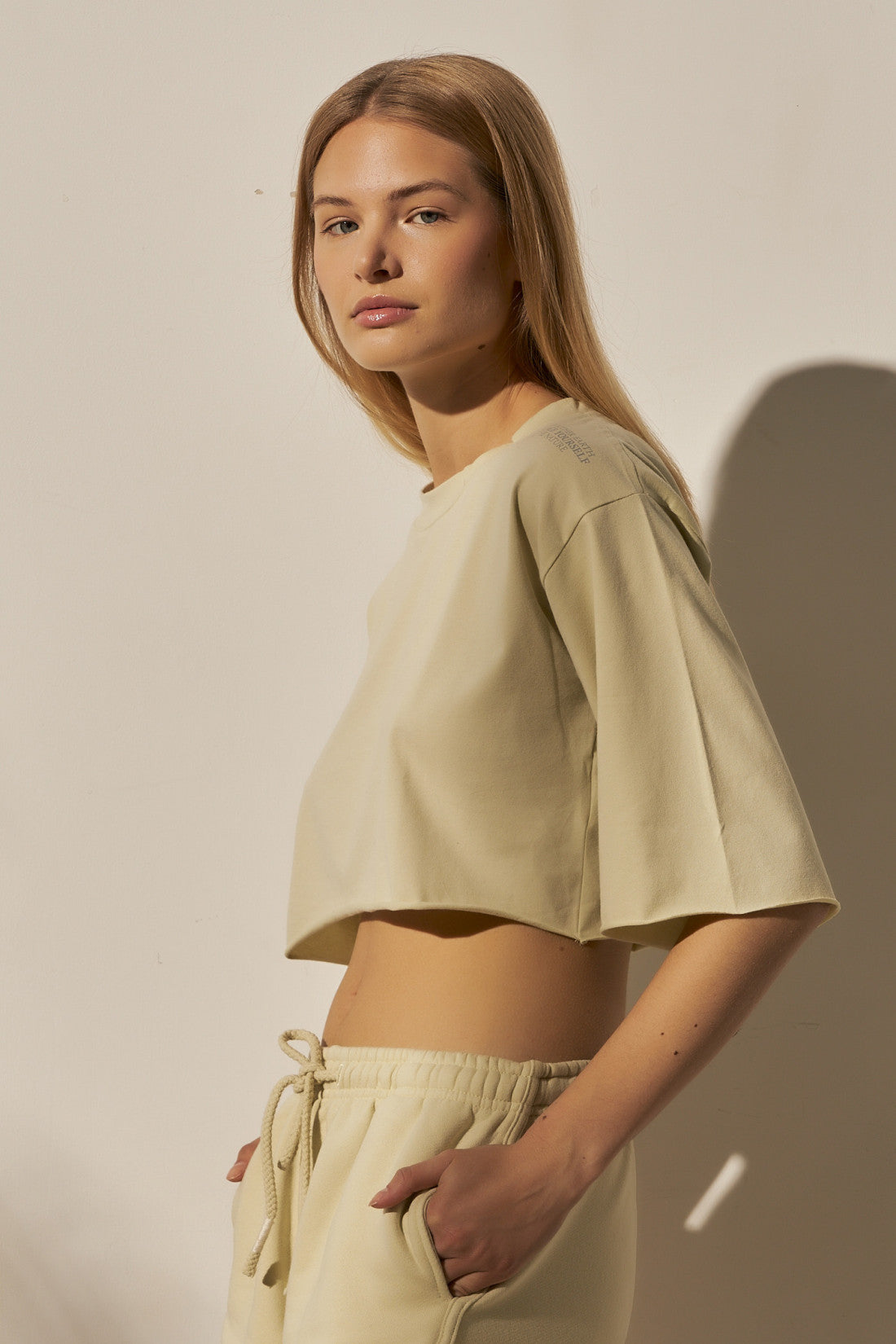 CROP TOP SUROWO WYKOŃCZONY LIMONKOWY - CURACAO