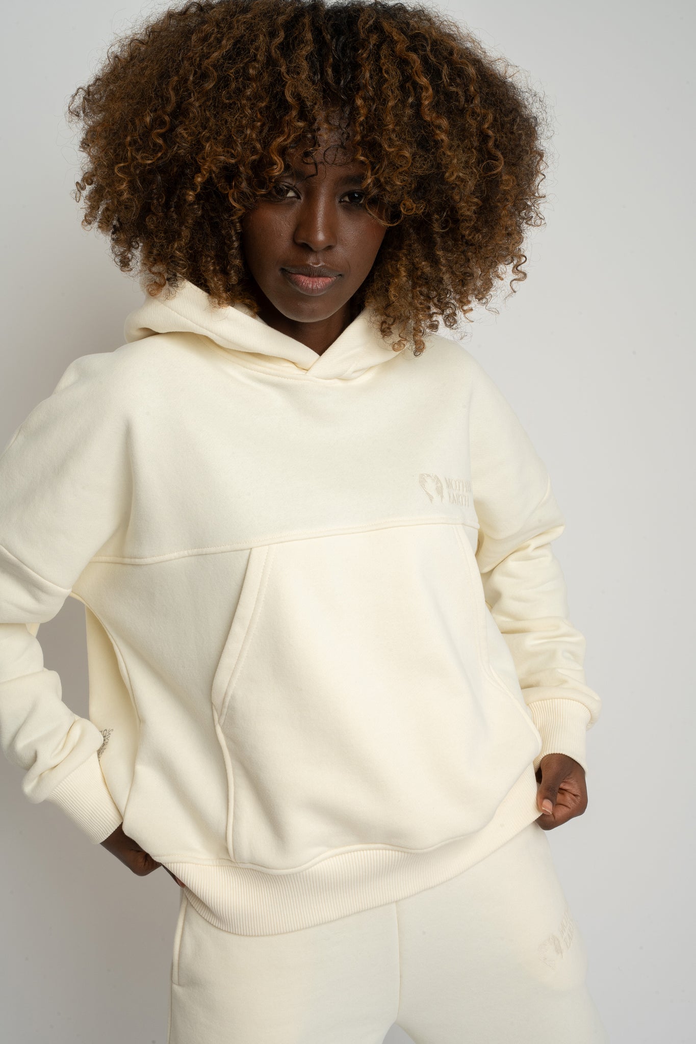 BLUZA Z KAPTUREM ECRU - MURIA