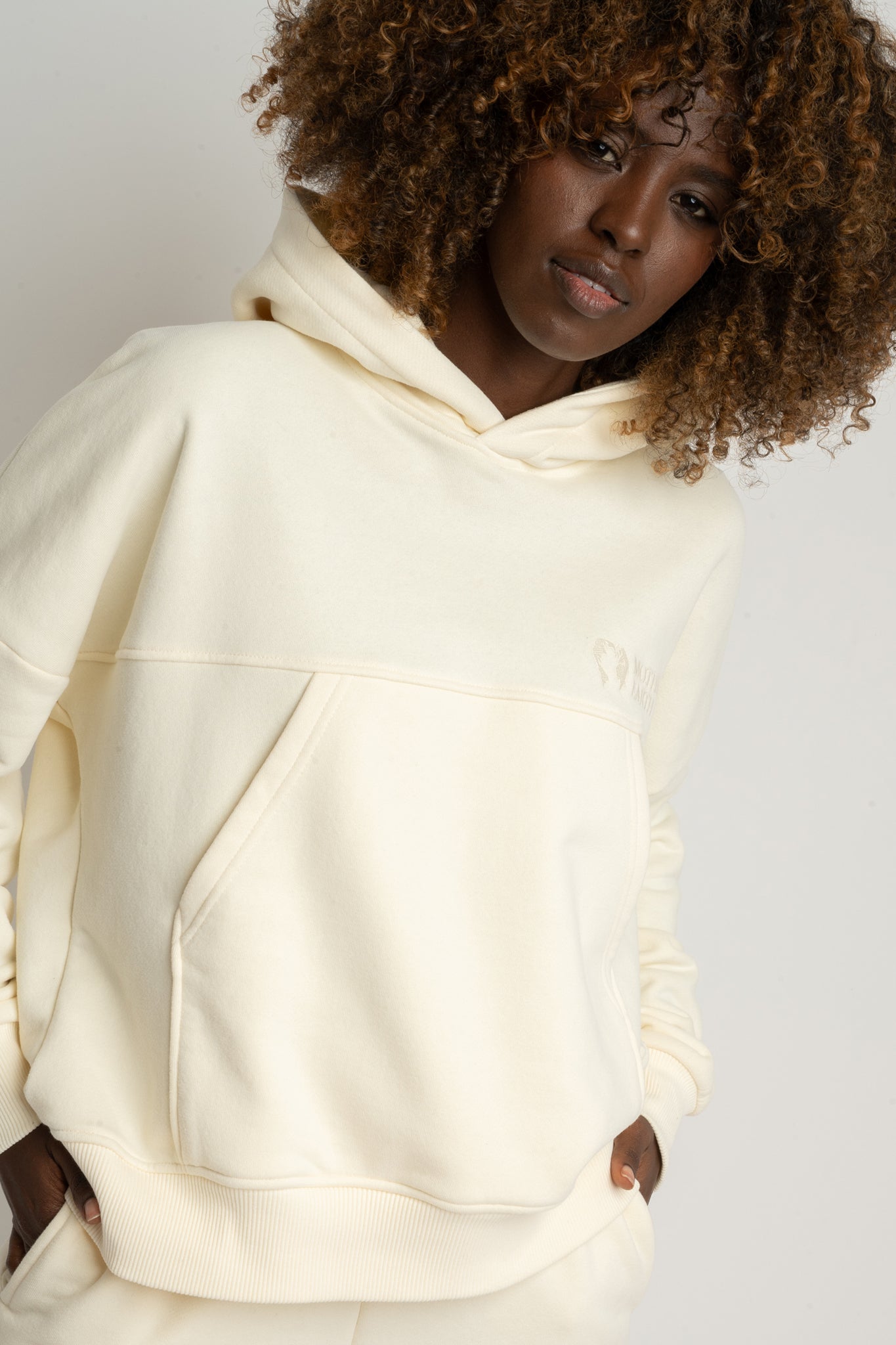 BLUZA Z KAPTUREM ECRU - MURIA