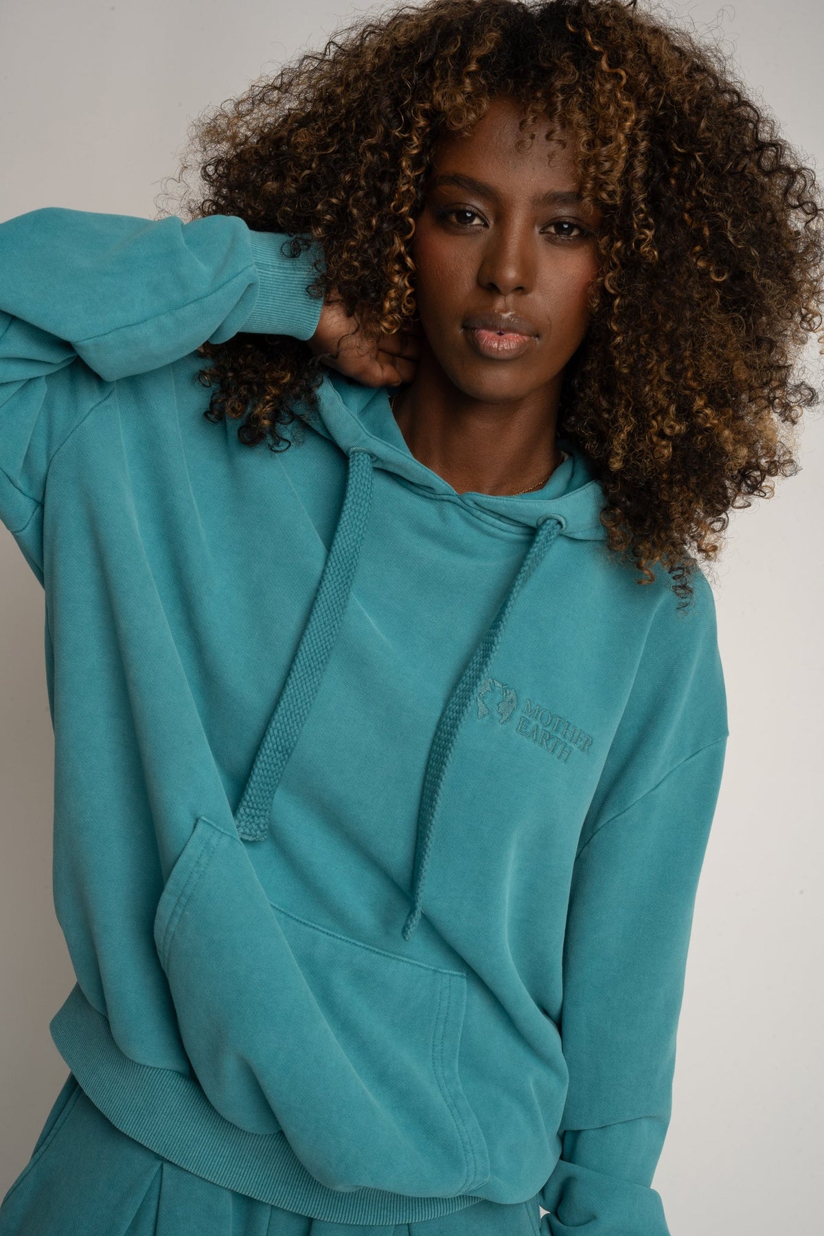 BLUZA Z KAPTUREM Z EFEKTEM WASHED  TURKUSOWA - LAPLAND