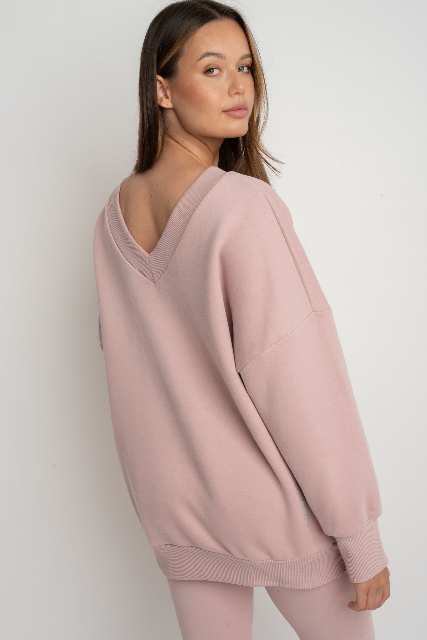 BLUZA Z DEKOLTEM OVERSIZE JASNORÓŻOWA - BISCOE