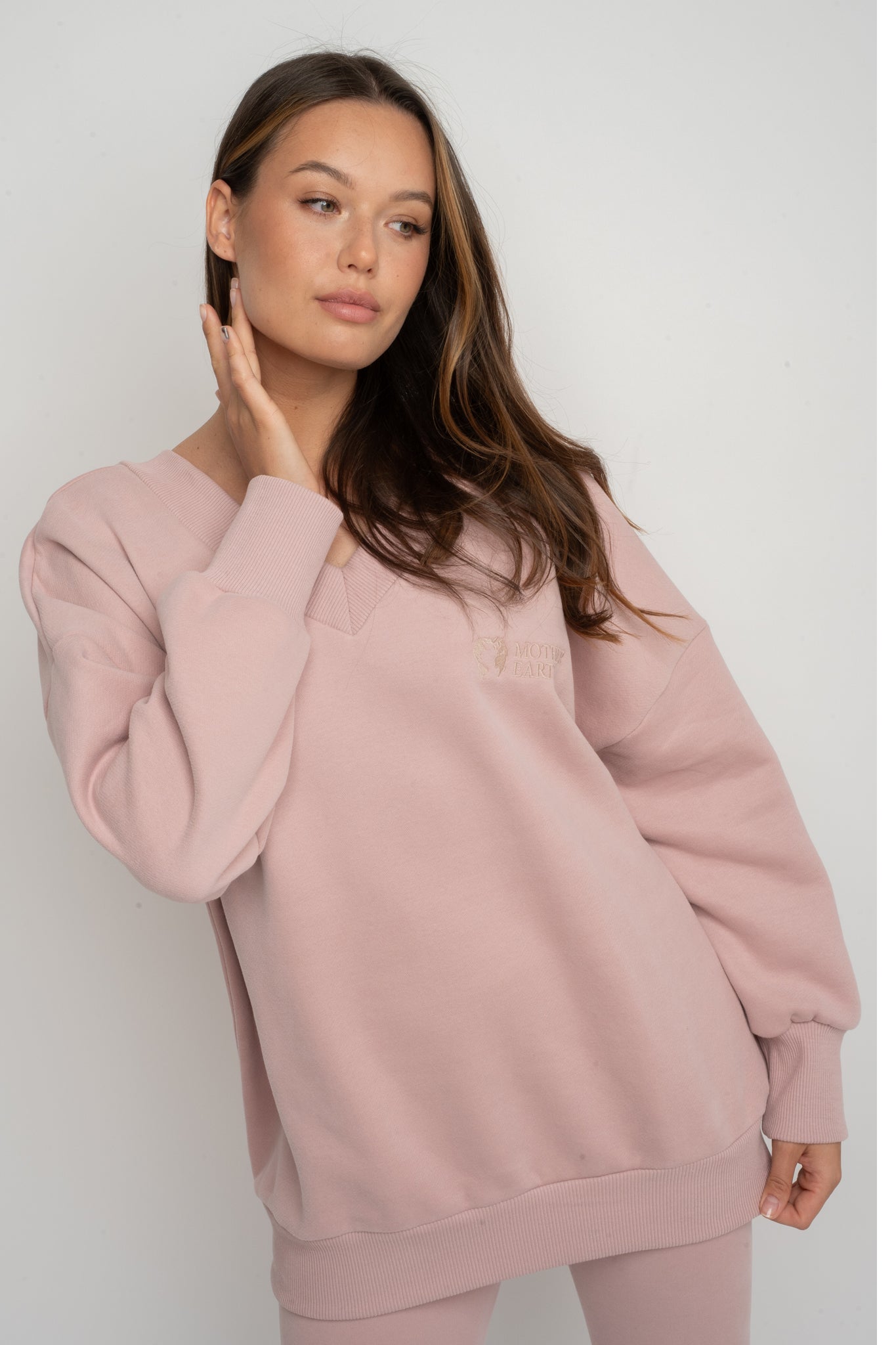 BLUZA Z DEKOLTEM OVERSIZE JASNORÓŻOWA - BISCOE
