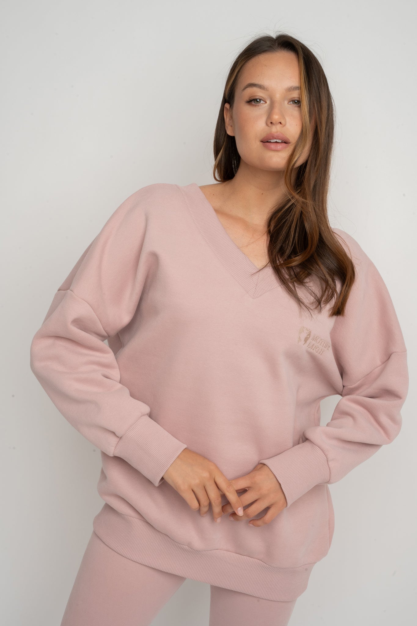 BLUZA Z DEKOLTEM OVERSIZE JASNORÓŻOWA - BISCOE