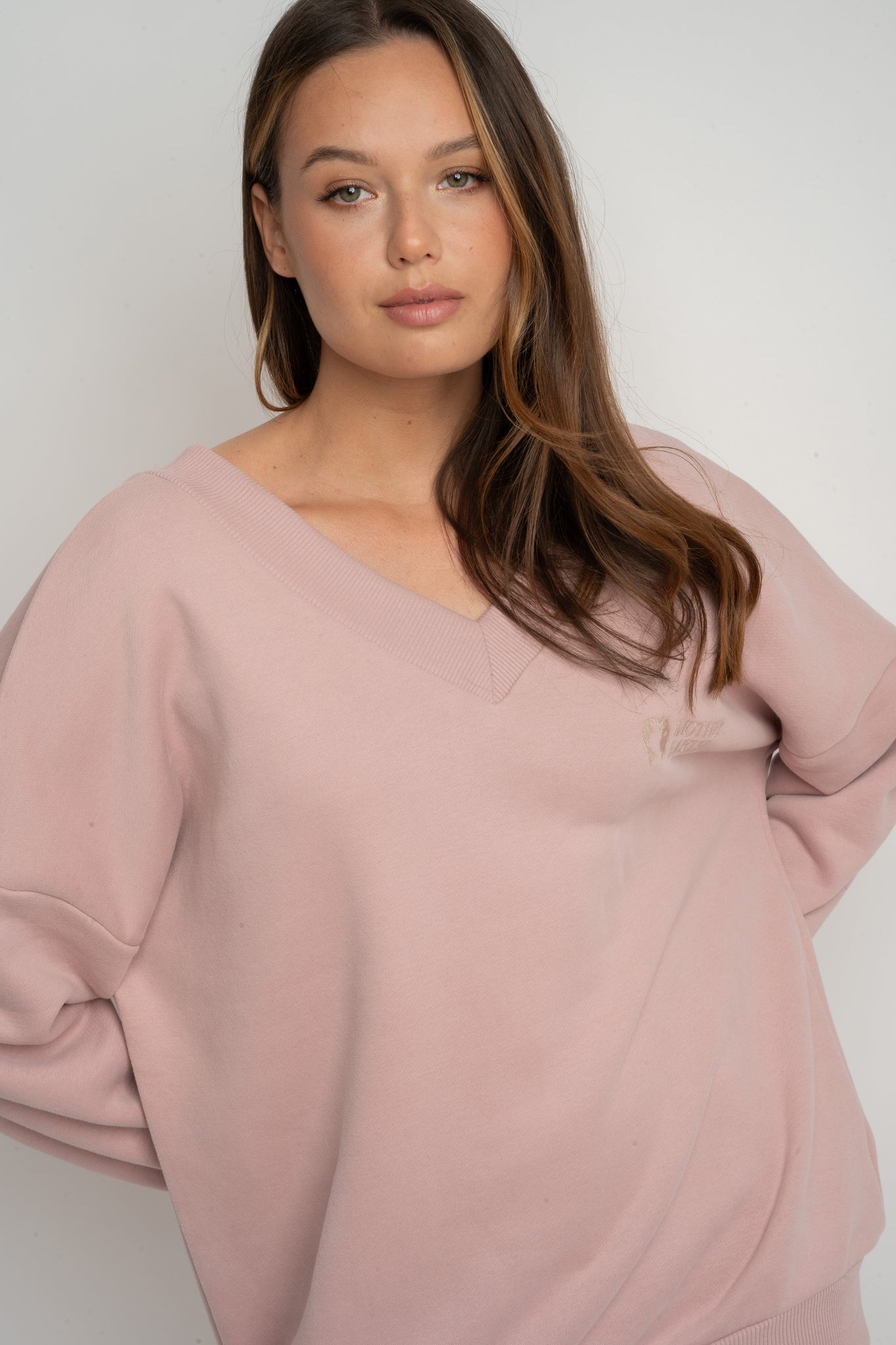 BLUZA Z DEKOLTEM OVERSIZE JASNORÓŻOWA - BISCOE