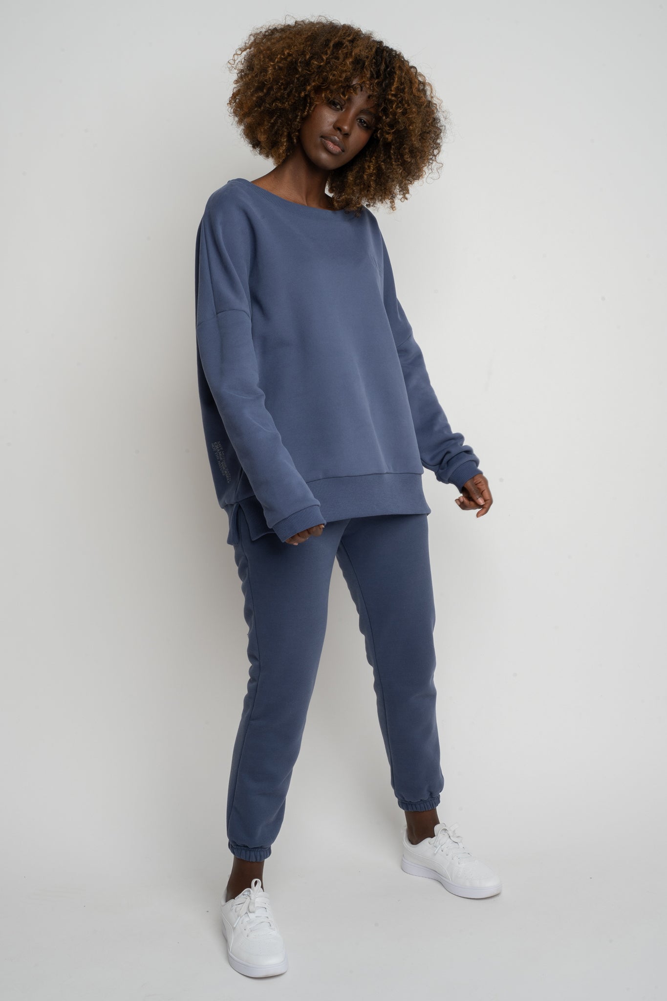 BLUZA OVERSIZE Z SZEROKIM DEKOLTEM GRANATOWA  - MULL