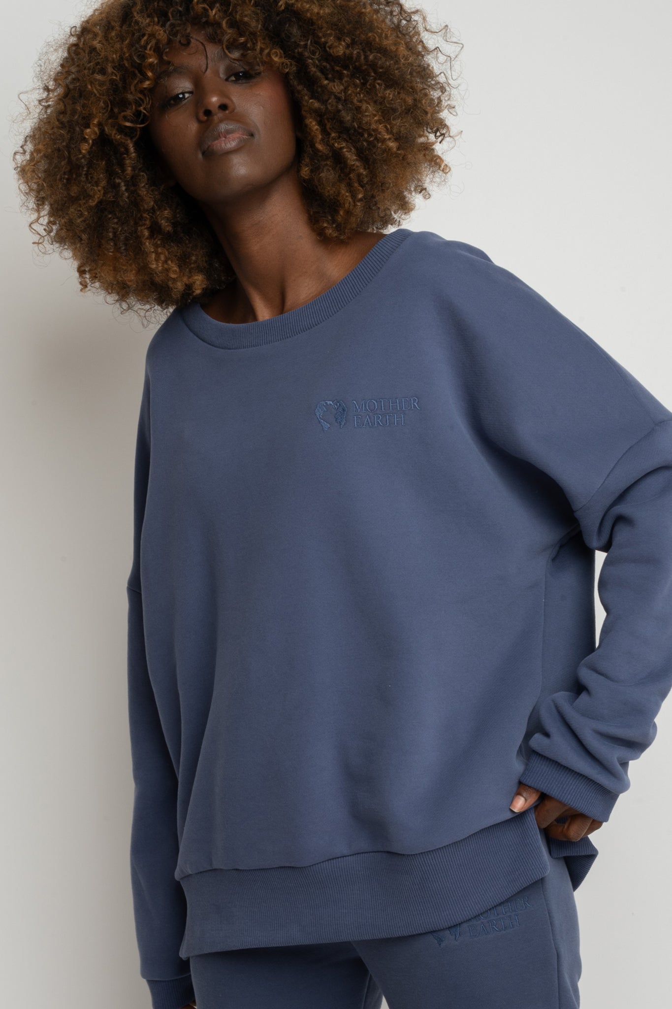 BLUZA OVERSIZE Z SZEROKIM DEKOLTEM GRANATOWA  - MULL
