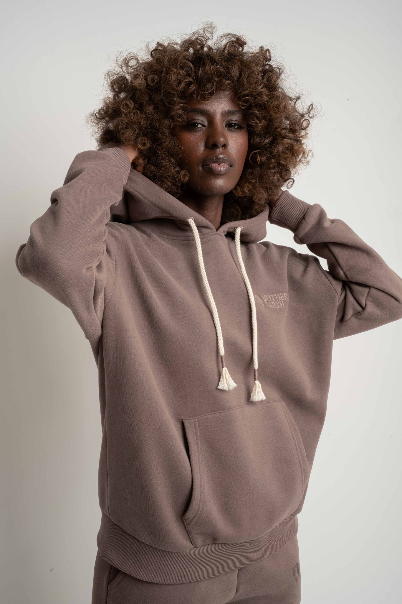 BLUZA Z KAPTUREM CAPPUCCINO - MOHELI