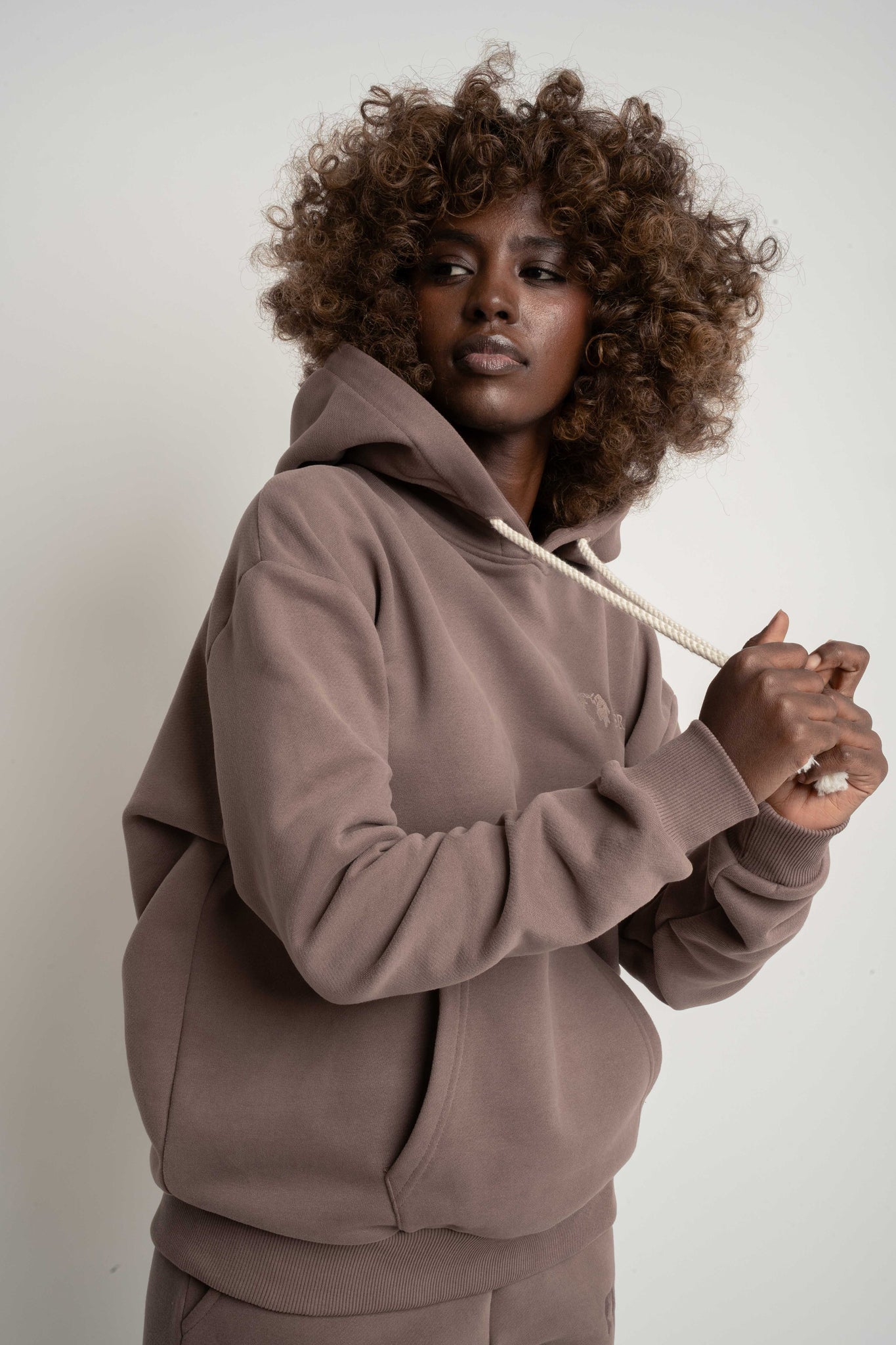 BLUZA Z KAPTUREM CAPPUCCINO - MOHELI