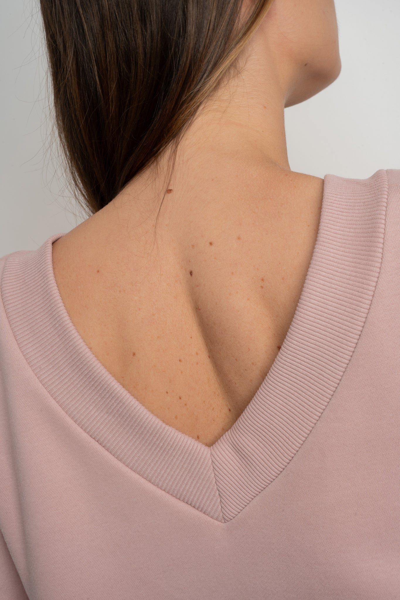 BLUZA Z DEKOLTEM OVERSIZE JASNORÓŻOWA - BISCOE