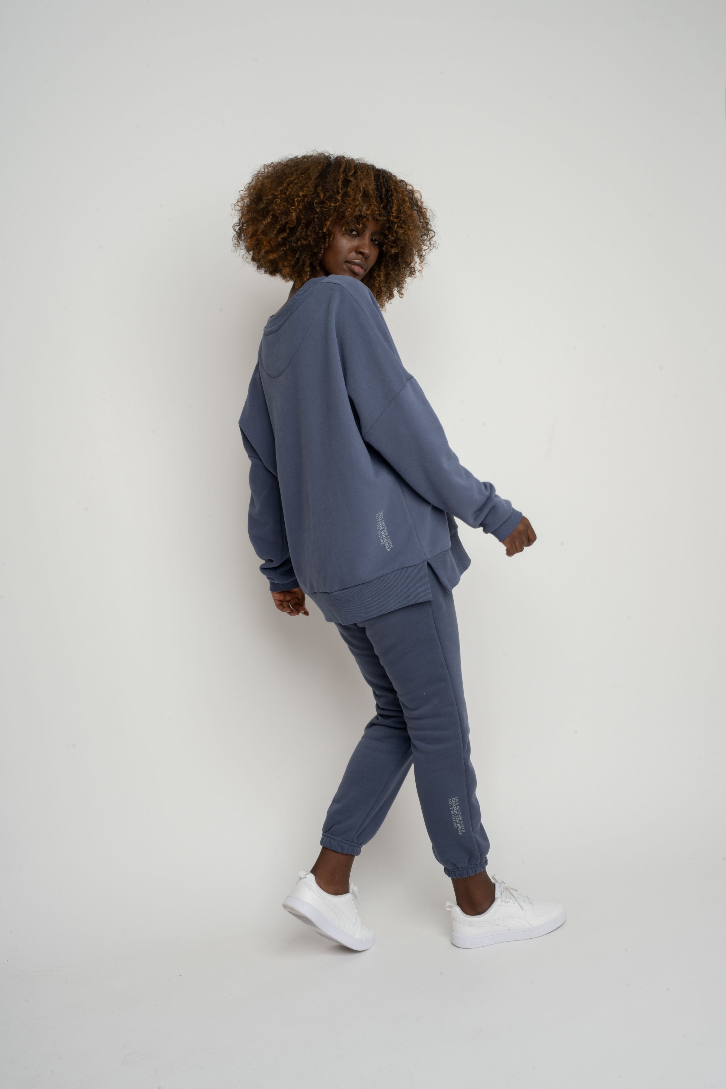 BLUZA OVERSIZE Z SZEROKIM DEKOLTEM 2nd DROP GRANATOWA - MULL