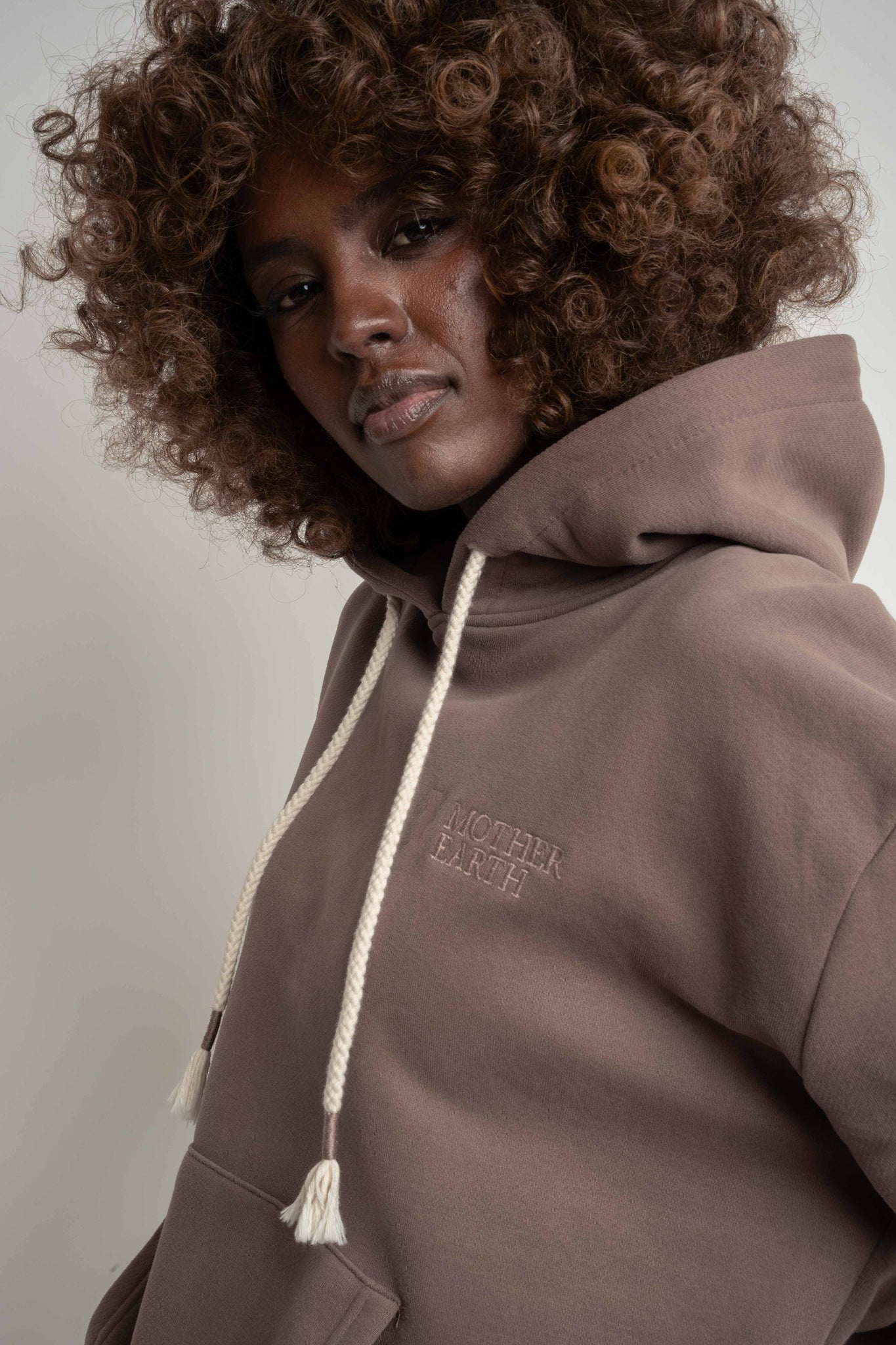BLUZA Z KAPTUREM CAPPUCCINO - MOHELI