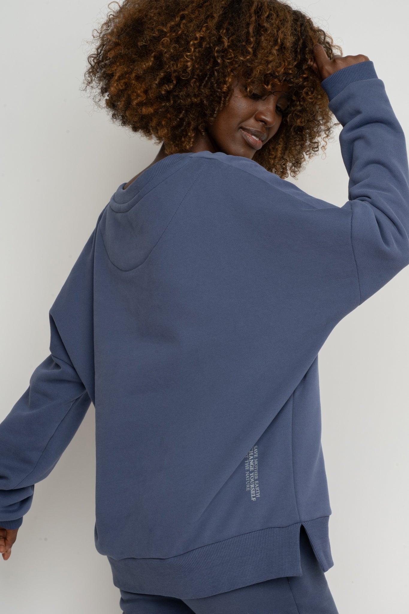 BLUZA OVERSIZE Z SZEROKIM DEKOLTEM GRANATOWA  - MULL