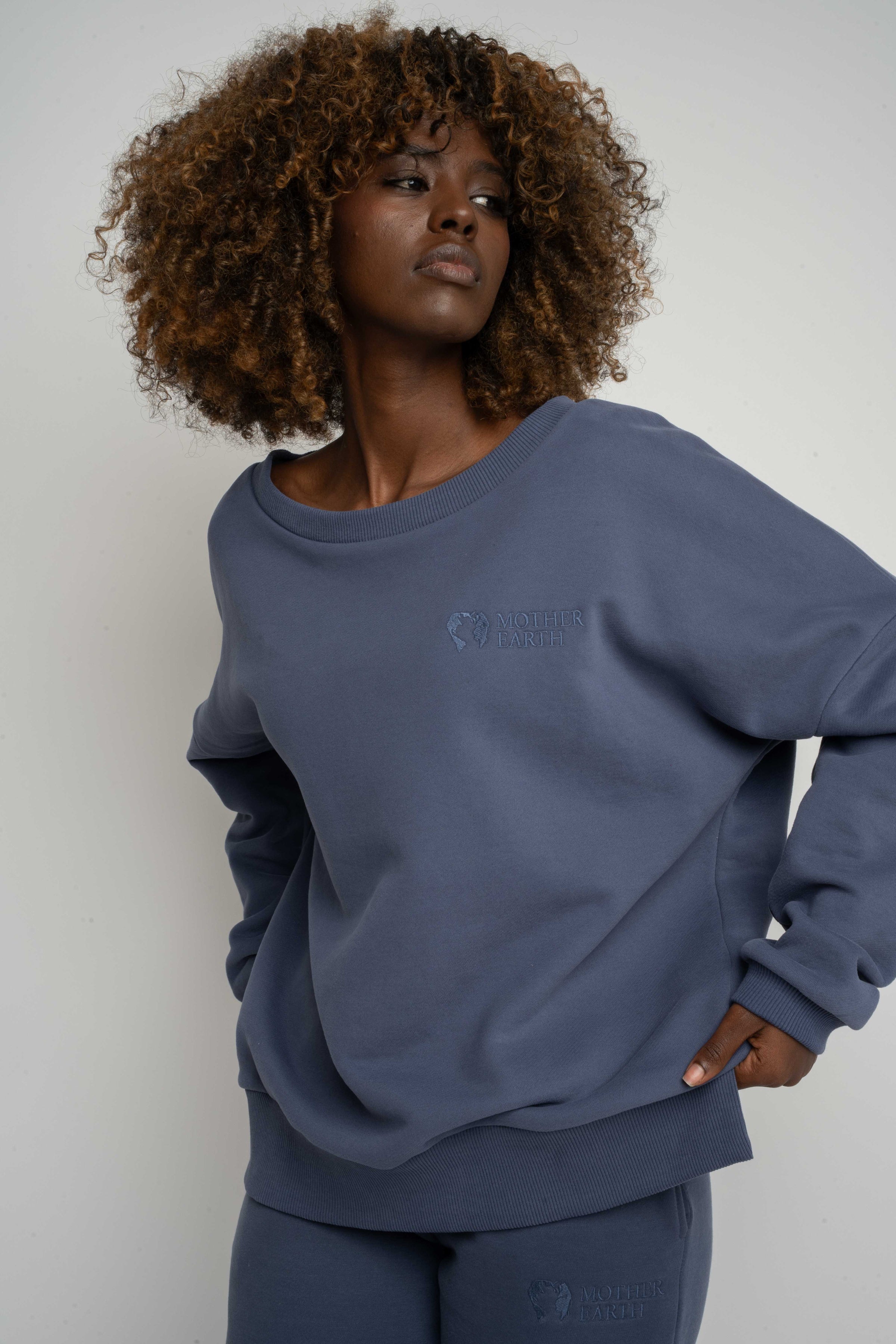 BLUZA OVERSIZE Z SZEROKIM DEKOLTEM 2nd DROP GRANATOWA - MULL