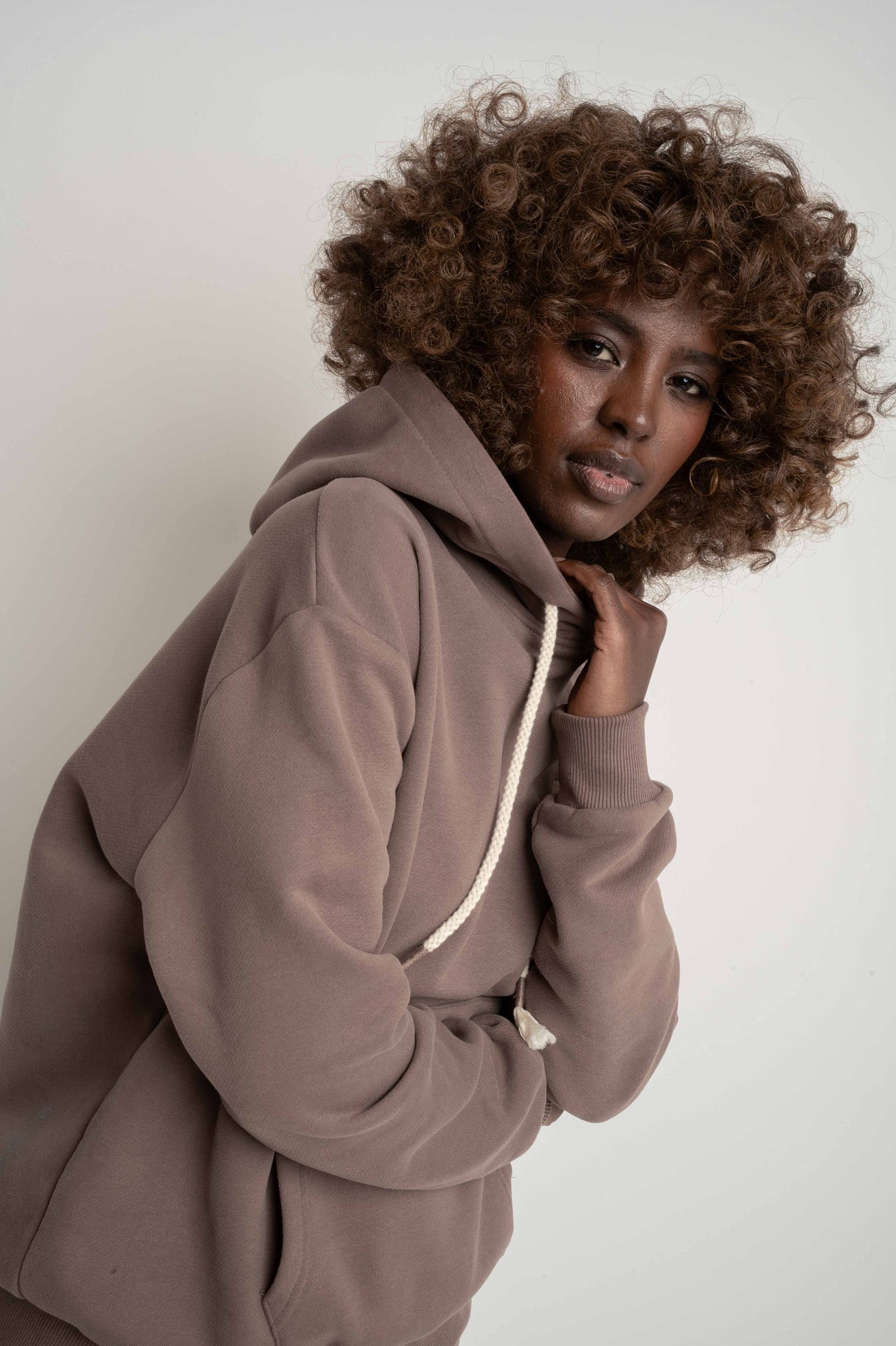 BLUZA Z KAPTUREM CAPPUCCINO - MOHELI