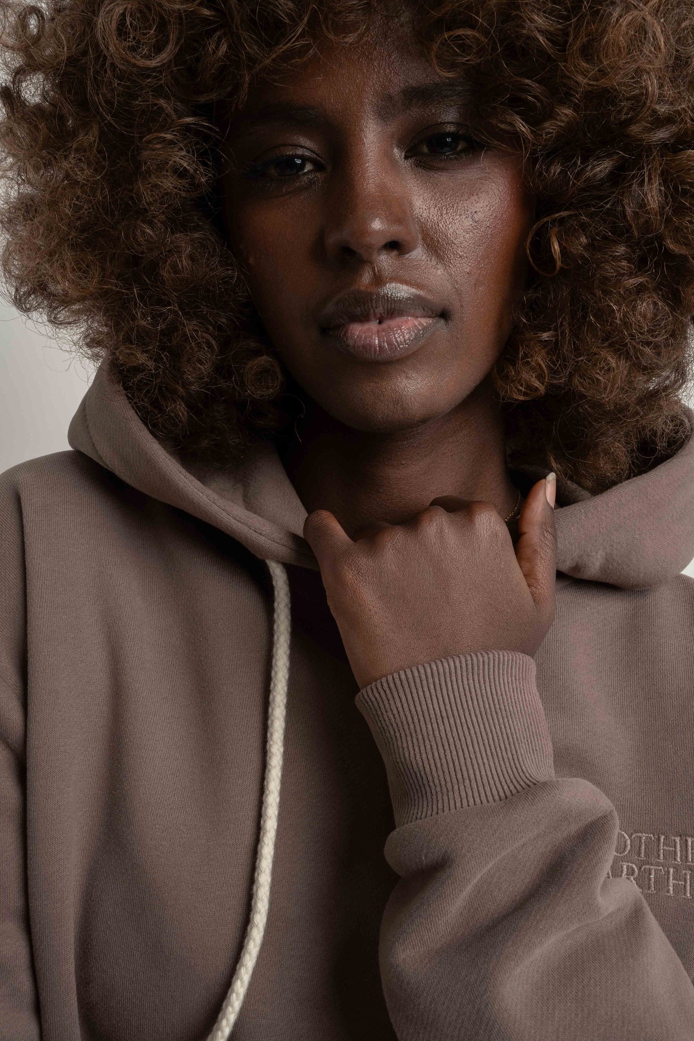 BLUZA Z KAPTUREM CAPPUCCINO - MOHELI