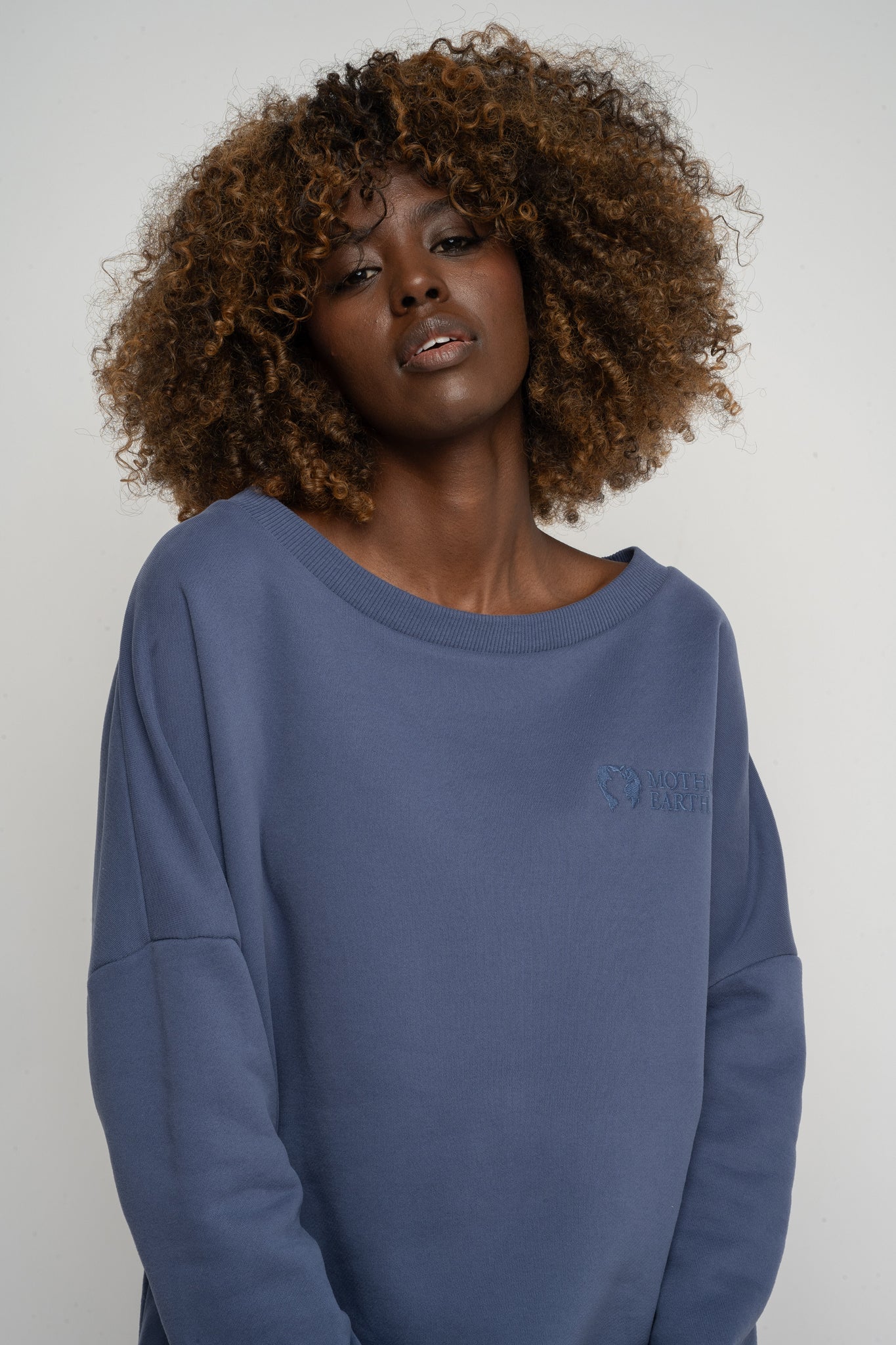 BLUZA OVERSIZE Z SZEROKIM DEKOLTEM GRANATOWA  - MULL