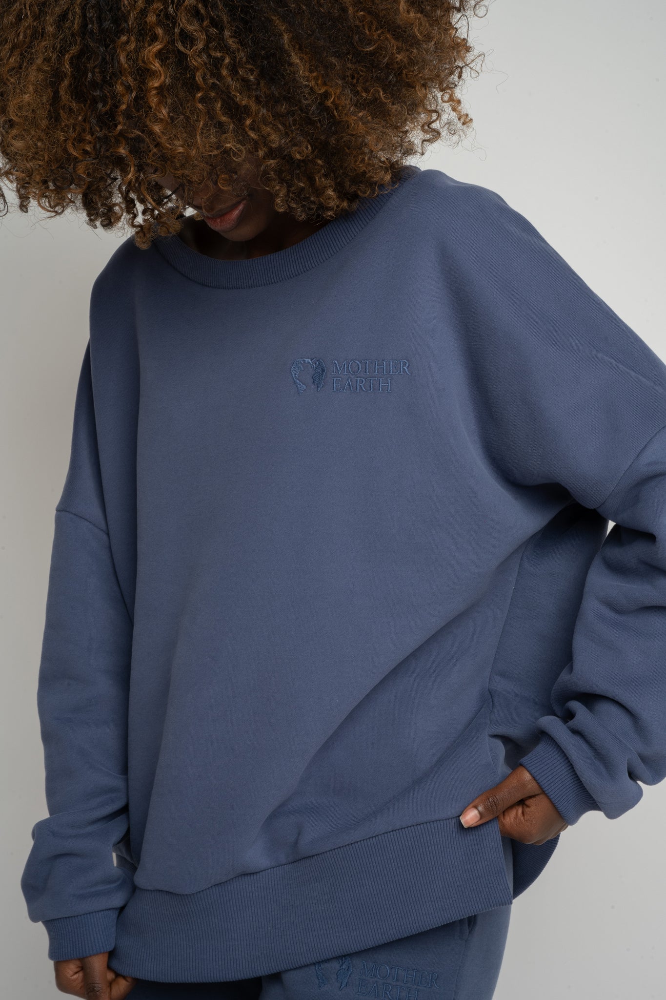 BLUZA OVERSIZE Z SZEROKIM DEKOLTEM GRANATOWA  - MULL