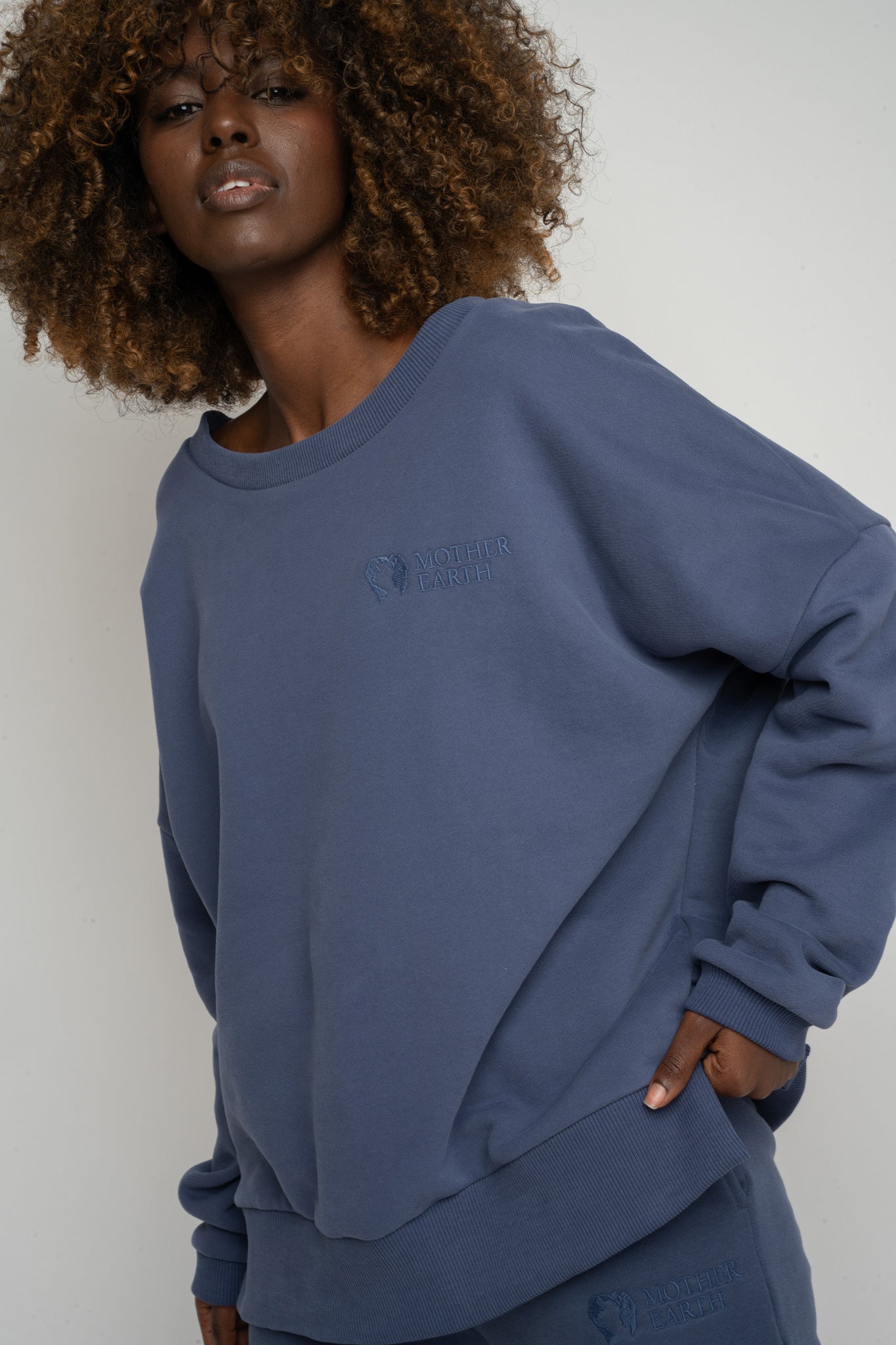 BLUZA OVERSIZE Z SZEROKIM DEKOLTEM GRANATOWA  - MULL