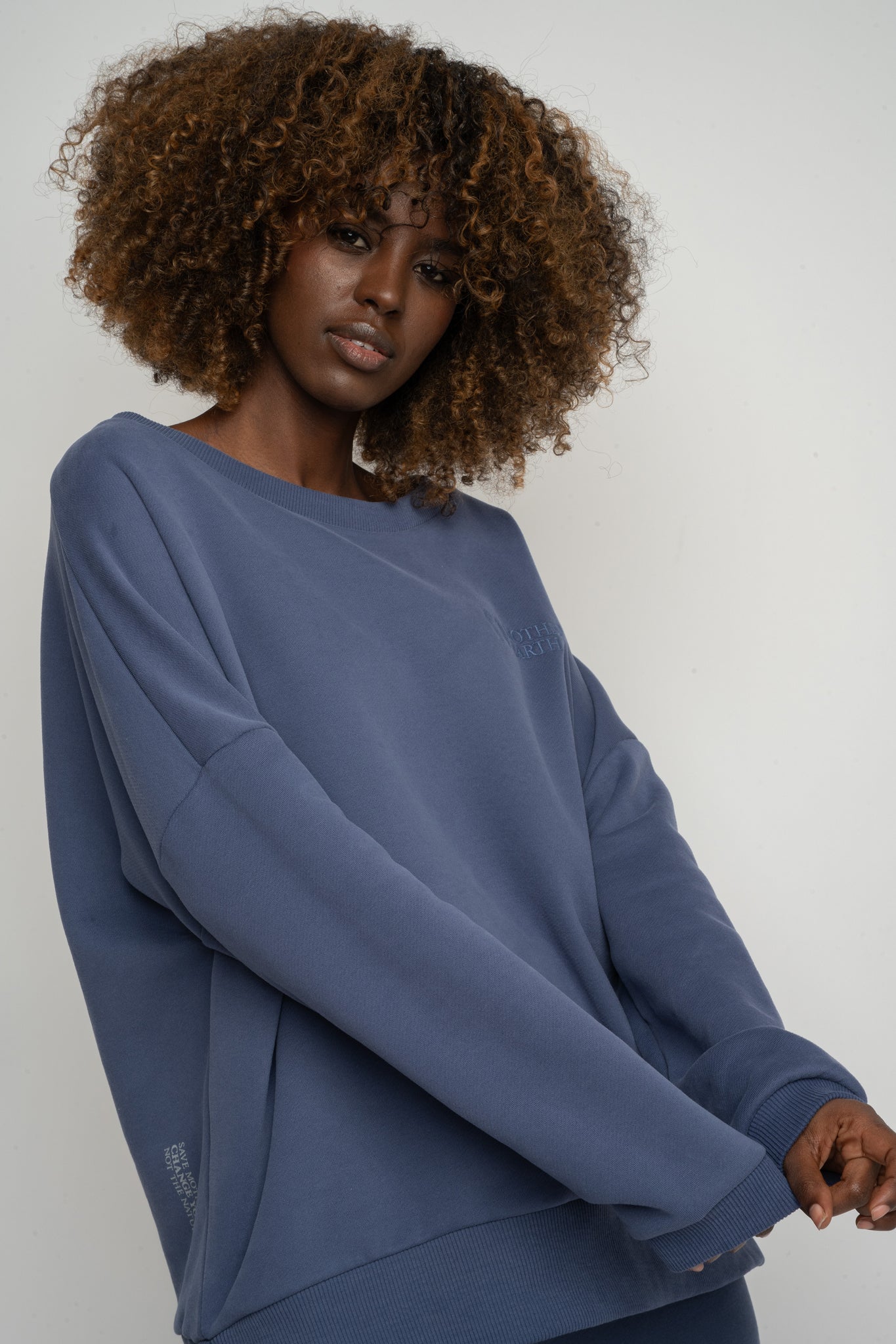 BLUZA OVERSIZE Z SZEROKIM DEKOLTEM GRANATOWA  - MULL