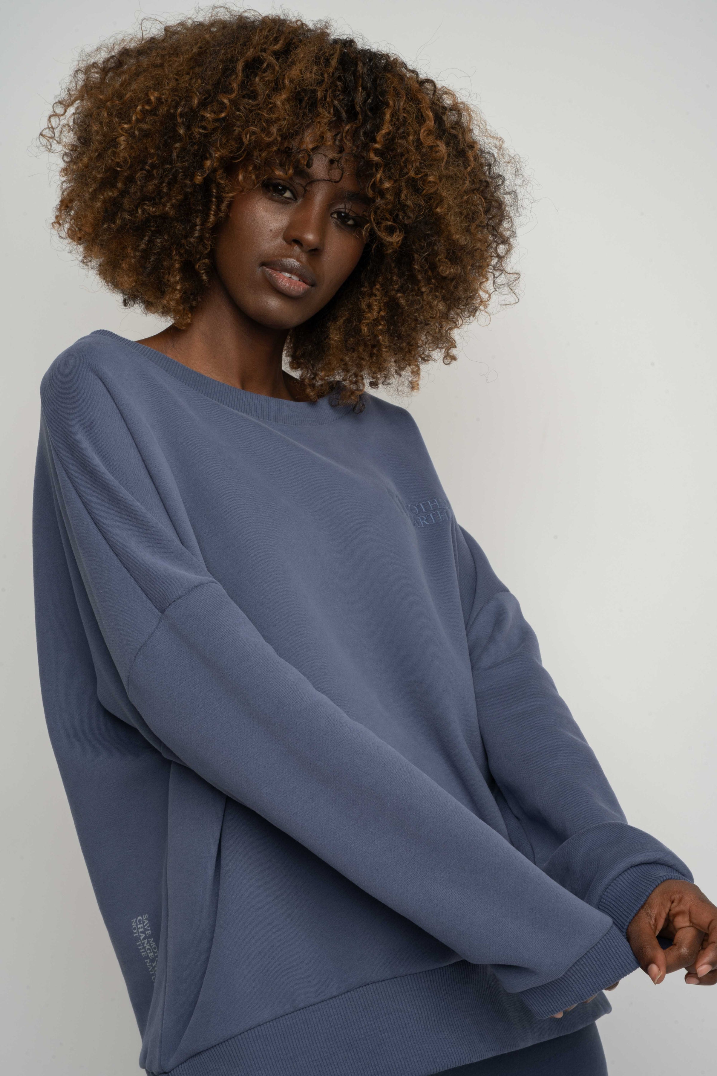 BLUZA OVERSIZE Z SZEROKIM DEKOLTEM 2nd DROP GRANATOWA - MULL