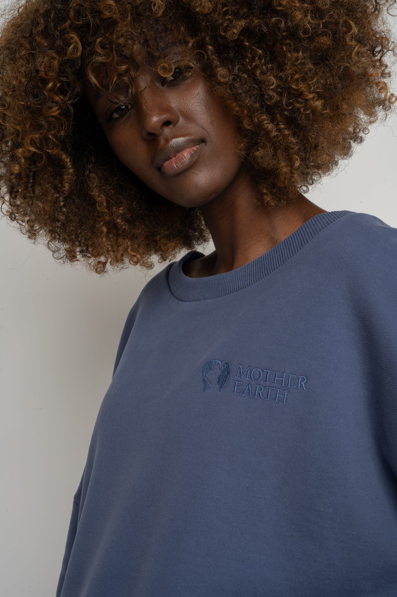 BLUZA OVERSIZE Z SZEROKIM DEKOLTEM GRANATOWA  - MULL