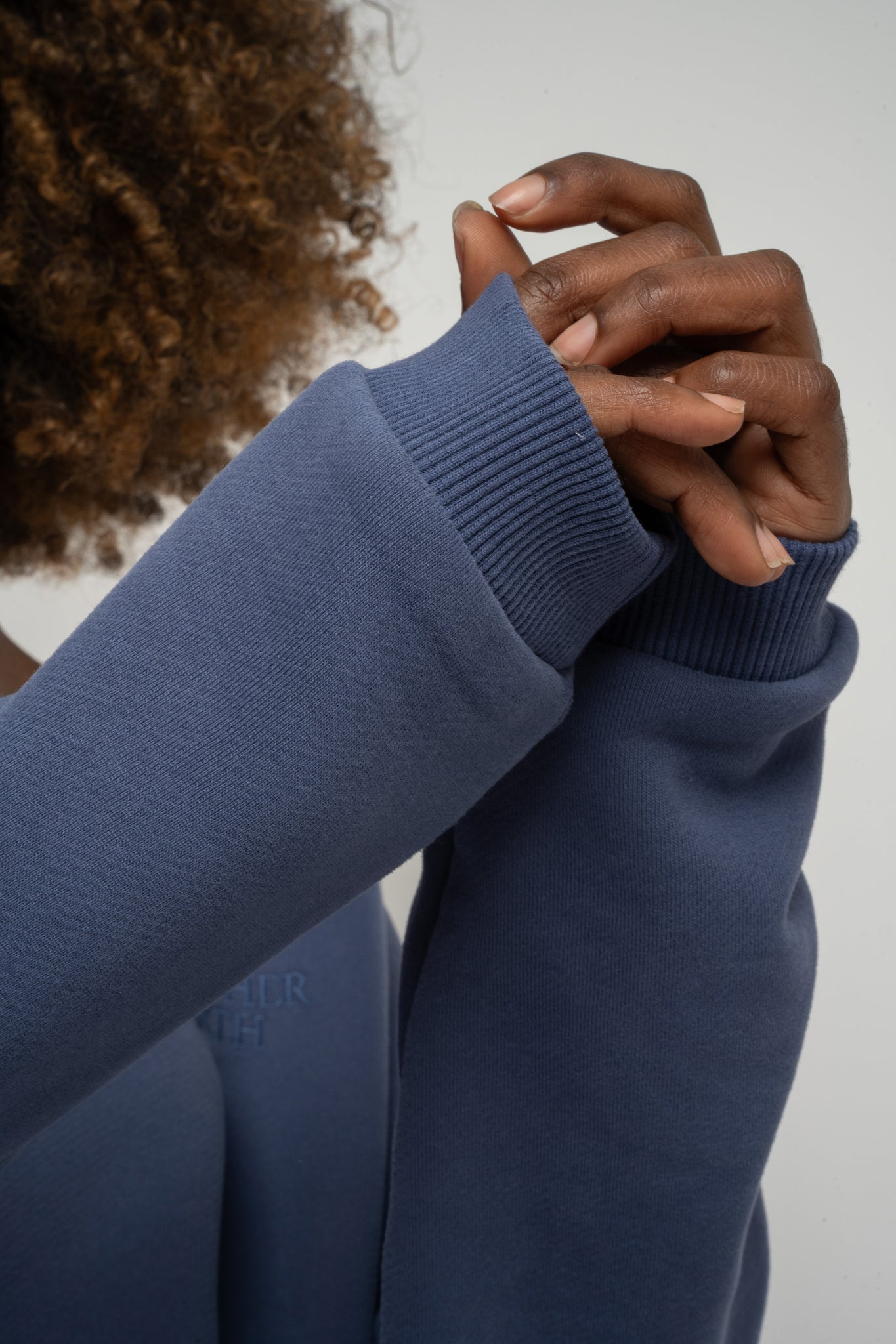 BLUZA OVERSIZE Z SZEROKIM DEKOLTEM GRANATOWA  - MULL