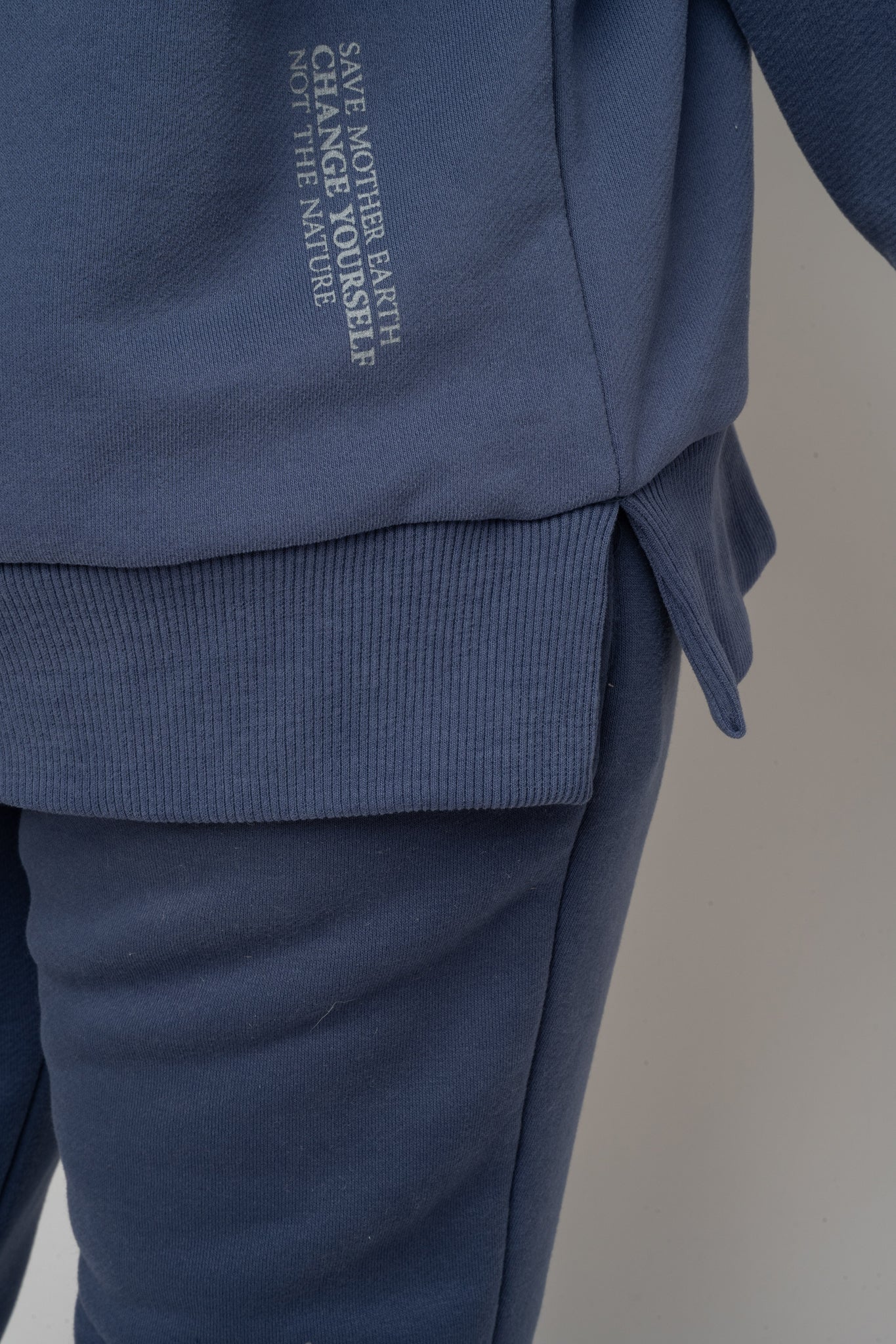 BLUZA OVERSIZE Z SZEROKIM DEKOLTEM GRANATOWA  - MULL
