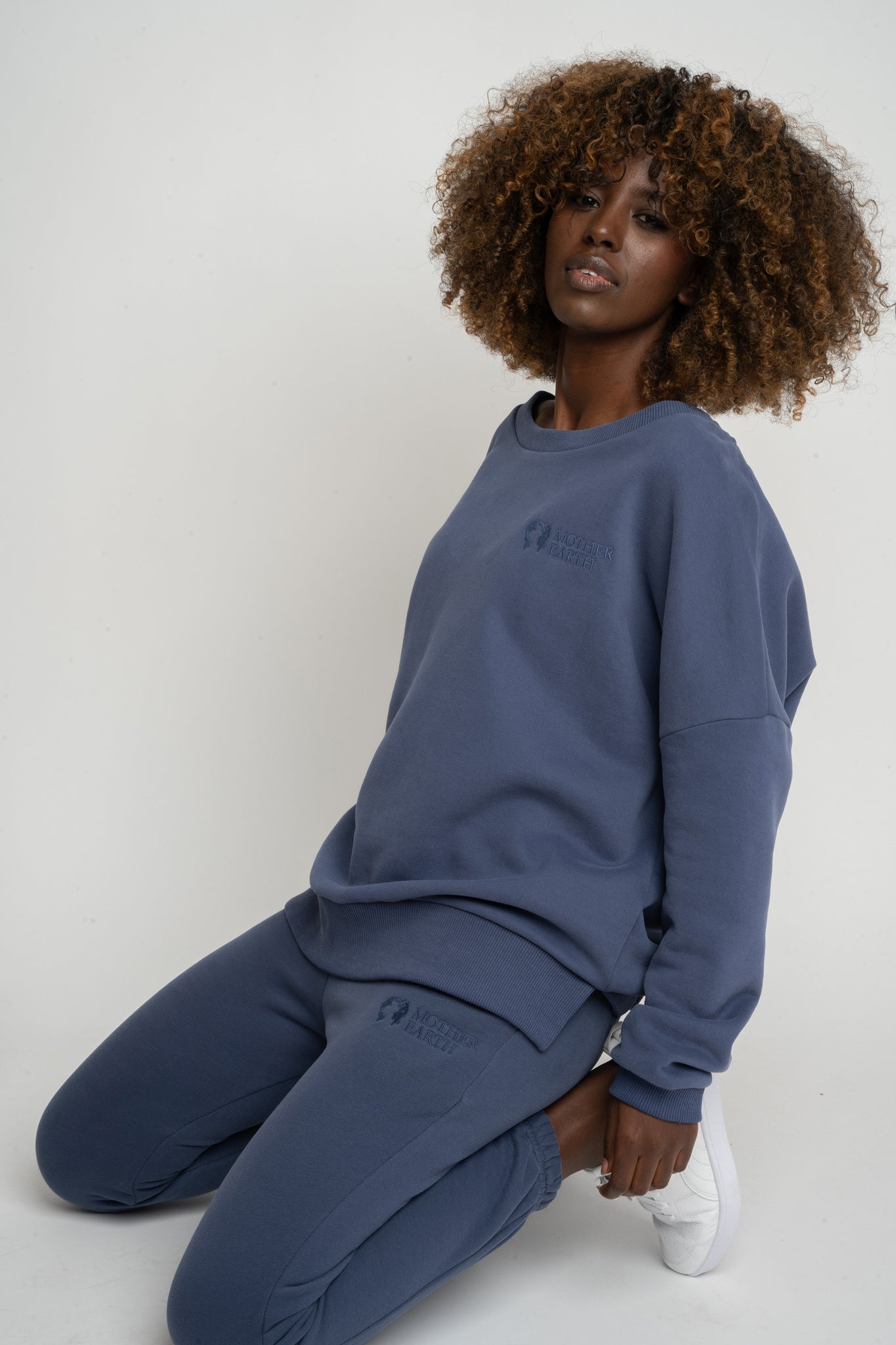 BLUZA OVERSIZE Z SZEROKIM DEKOLTEM GRANATOWA  - MULL