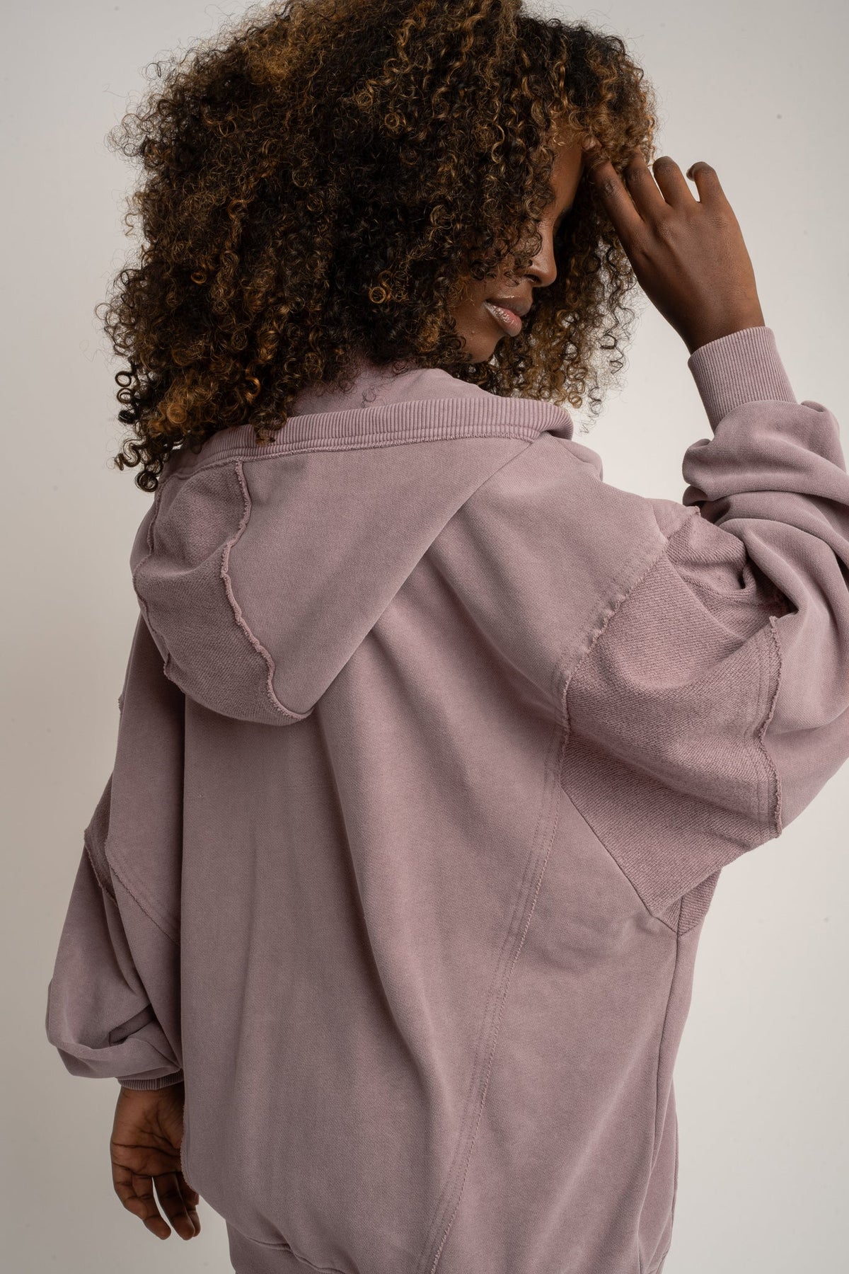 BLUZA OVERSIZE Z KAPTUREM Z EFEKTEM WASHED WRZOSOWA - TRONDHEIM