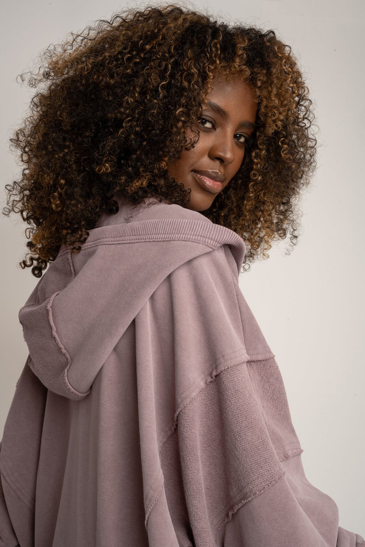 BLUZA OVERSIZE Z KAPTUREM Z EFEKTEM WASHED WRZOSOWA - TRONDHEIM