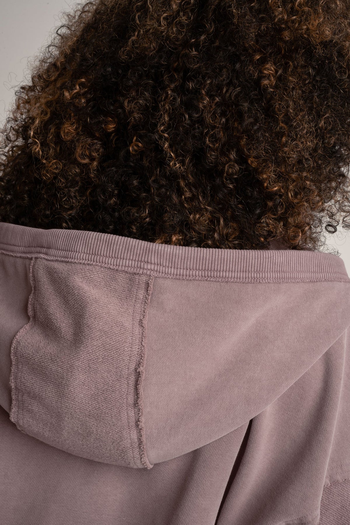 BLUZA OVERSIZE Z KAPTUREM Z EFEKTEM WASHED WRZOSOWA - TRONDHEIM
