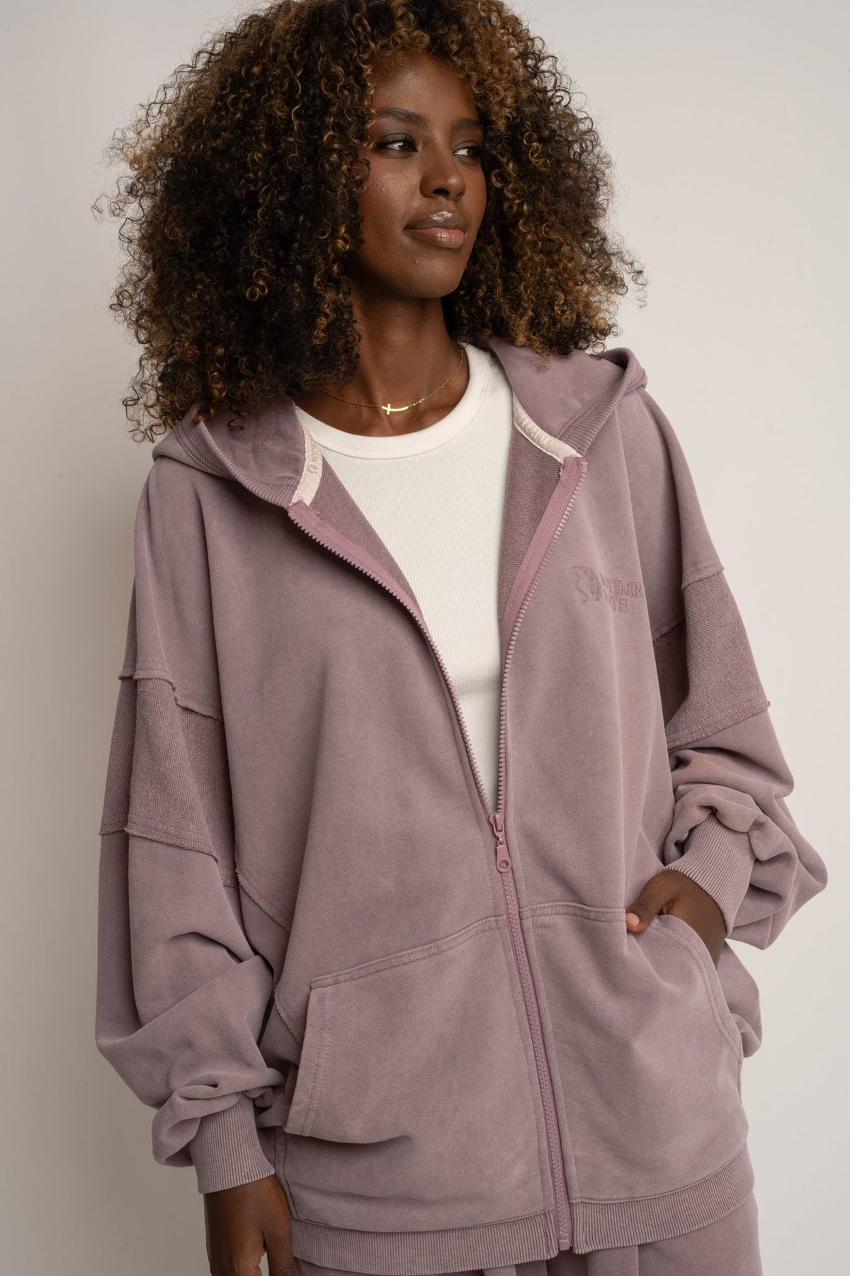 BLUZA OVERSIZE Z KAPTUREM Z EFEKTEM WASHED WRZOSOWA - TRONDHEIM