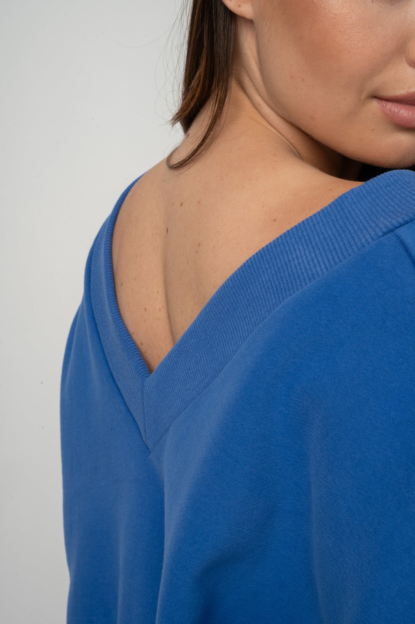 BLUZA Z DEKOLTEM OVERSIZE CHABROWA - BISCOE