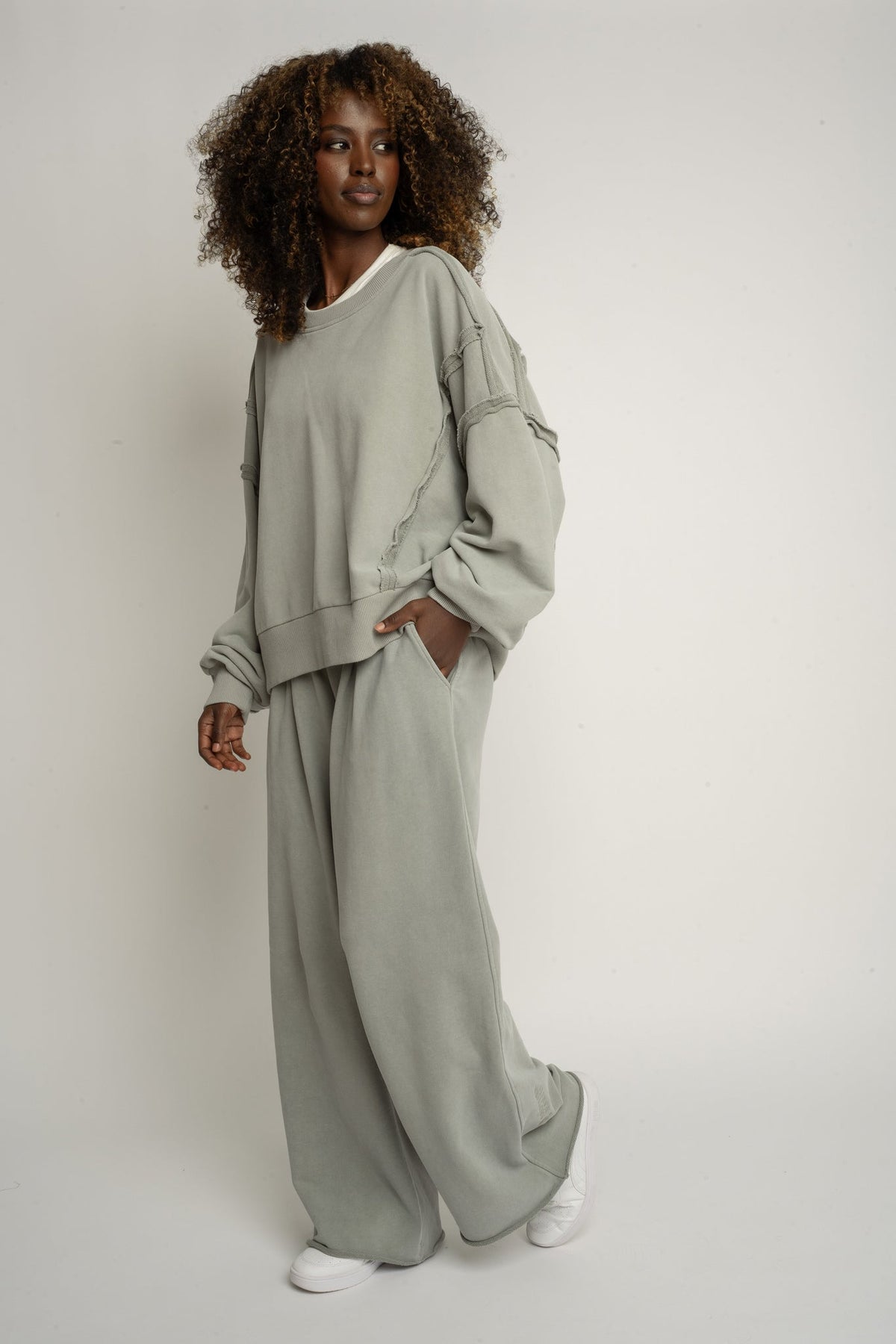 BLUZA CREWNECK Z EFEKTEM WASHED OLIWKOWA - DALARNA