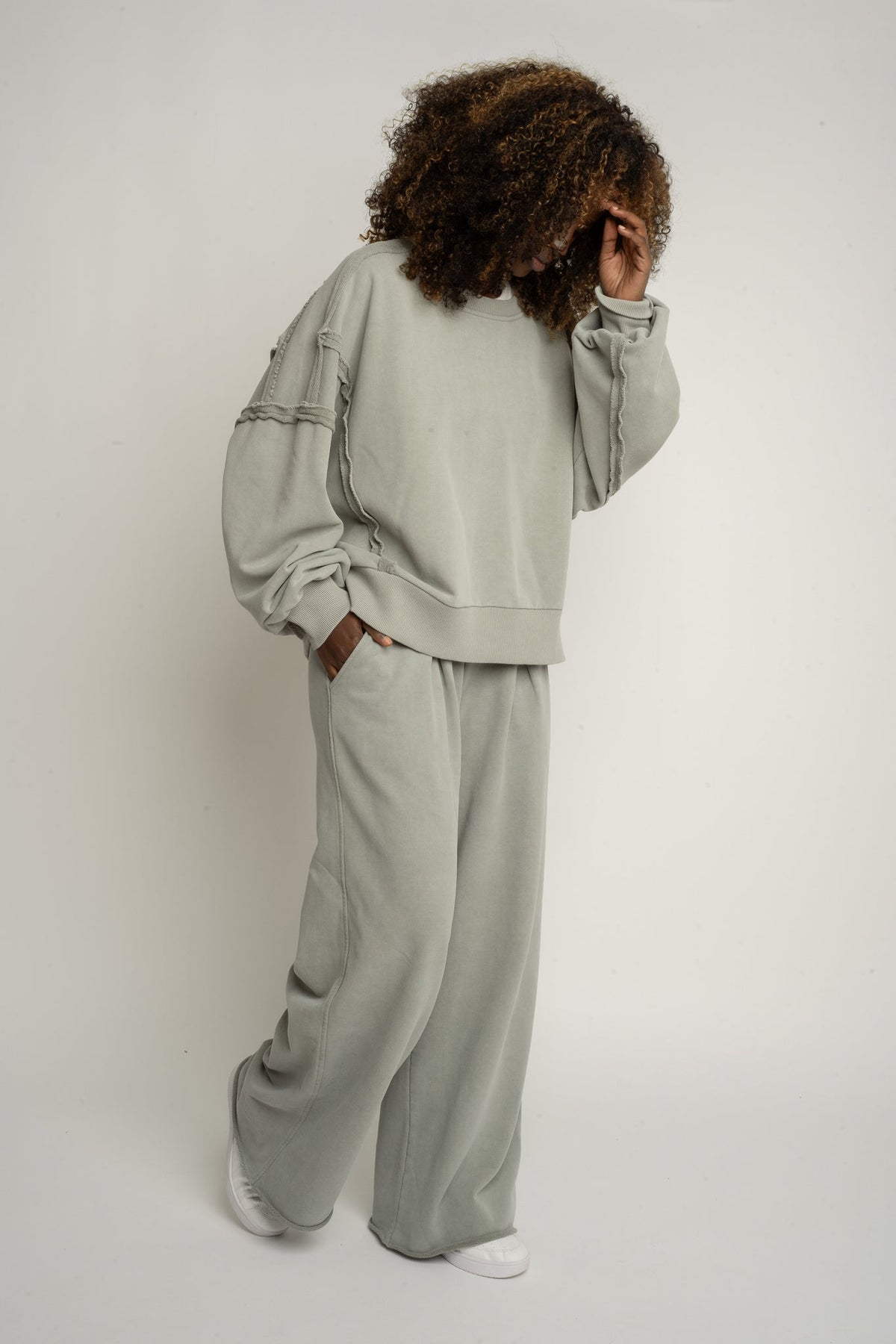 BLUZA CREWNECK Z EFEKTEM WASHED OLIWKOWA - DALARNA