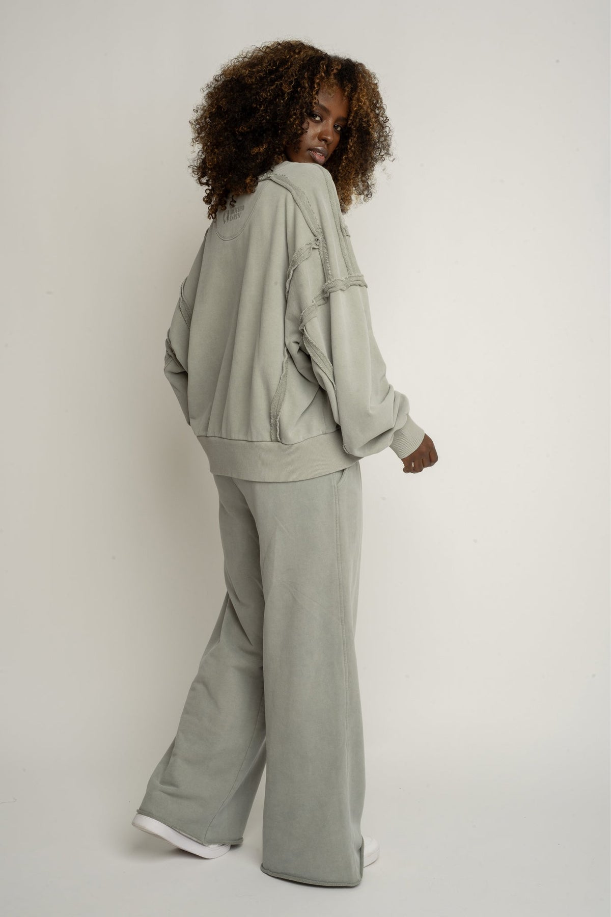 BLUZA CREWNECK Z EFEKTEM WASHED OLIWKOWA - DALARNA