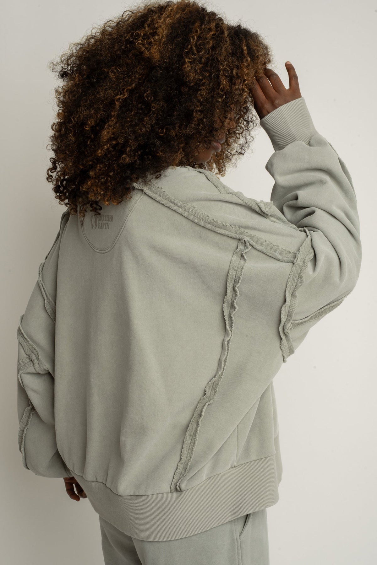 BLUZA CREWNECK Z EFEKTEM WASHED OLIWKOWA - DALARNA