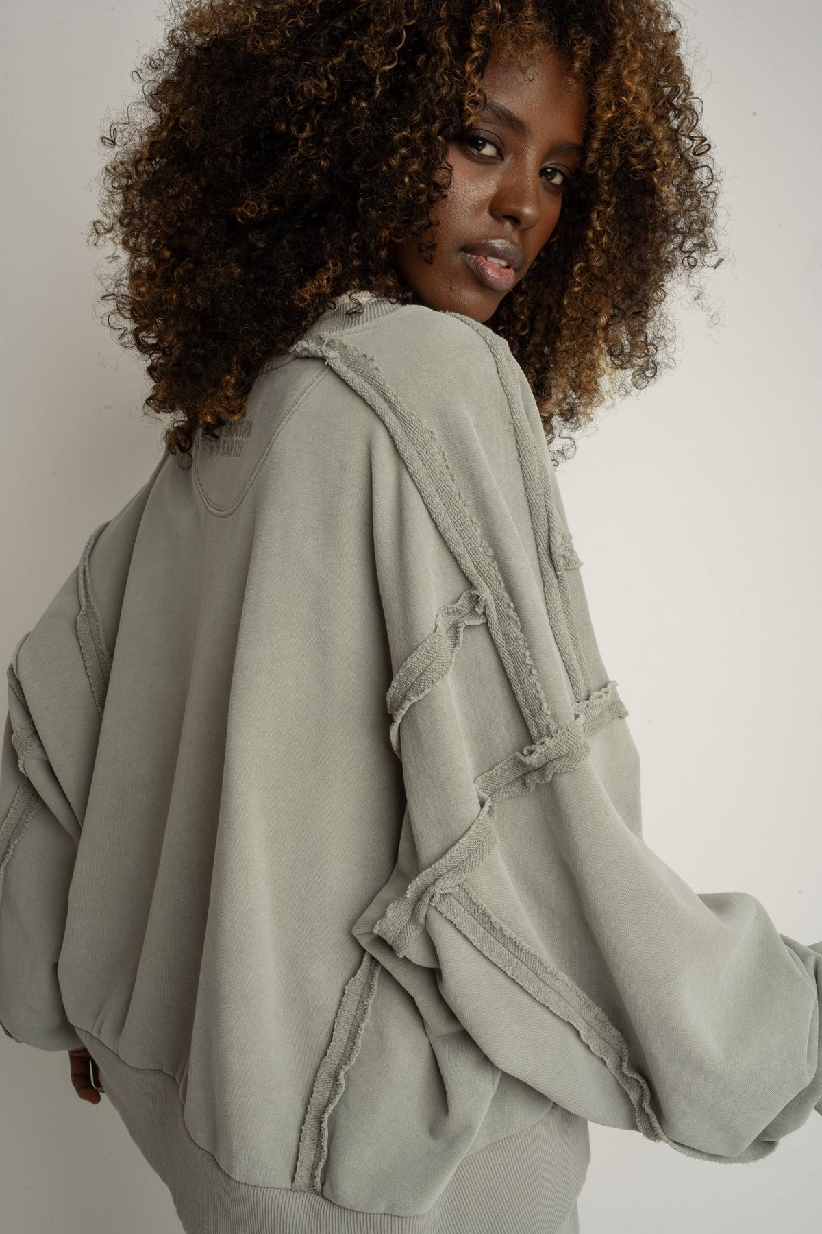 BLUZA CREWNECK Z EFEKTEM WASHED OLIWKOWA - DALARNA
