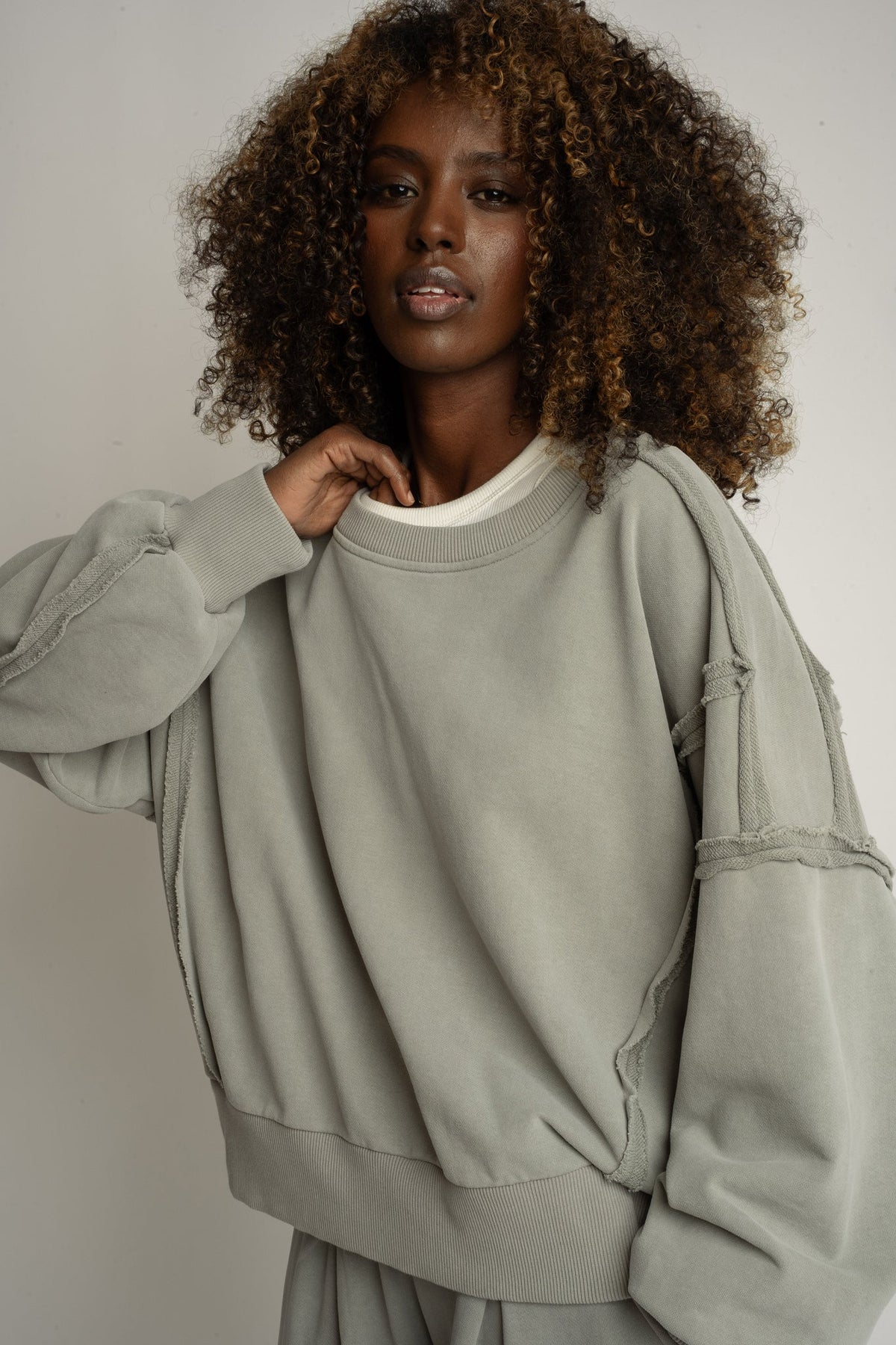 BLUZA CREWNECK Z EFEKTEM WASHED OLIWKOWA - DALARNA