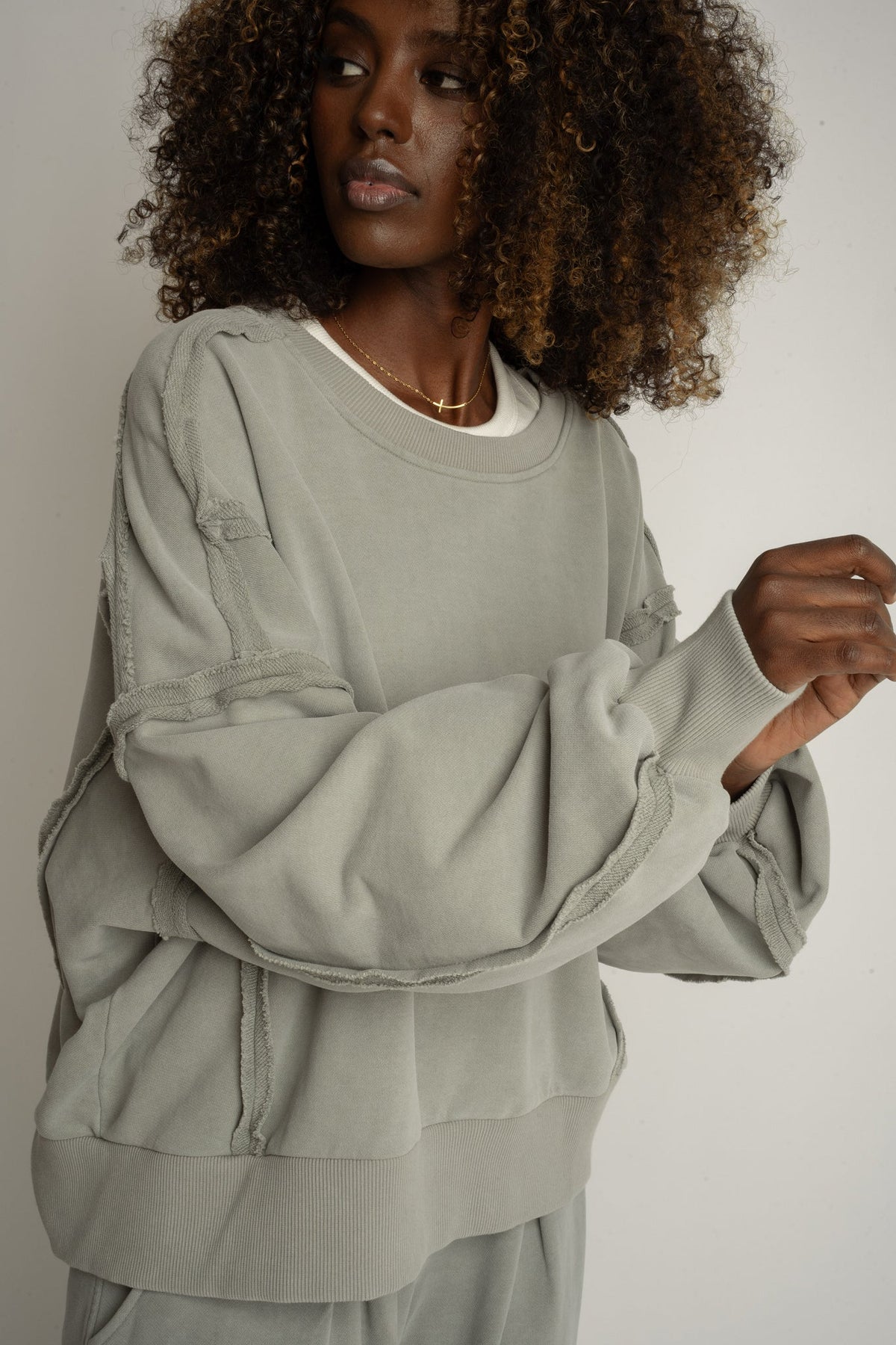 BLUZA CREWNECK Z EFEKTEM WASHED OLIWKOWA - DALARNA