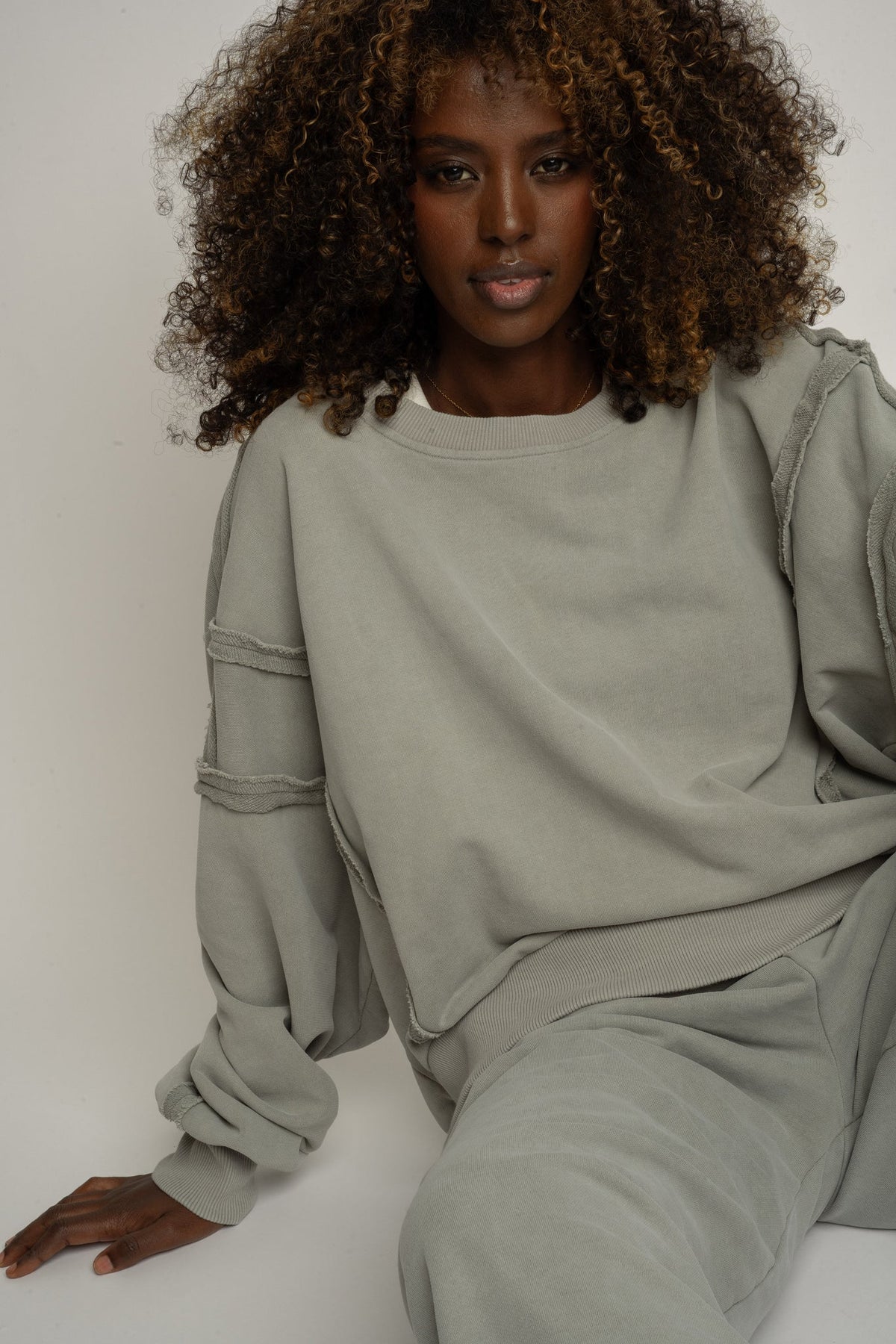 BLUZA CREWNECK Z EFEKTEM WASHED OLIWKOWA - DALARNA