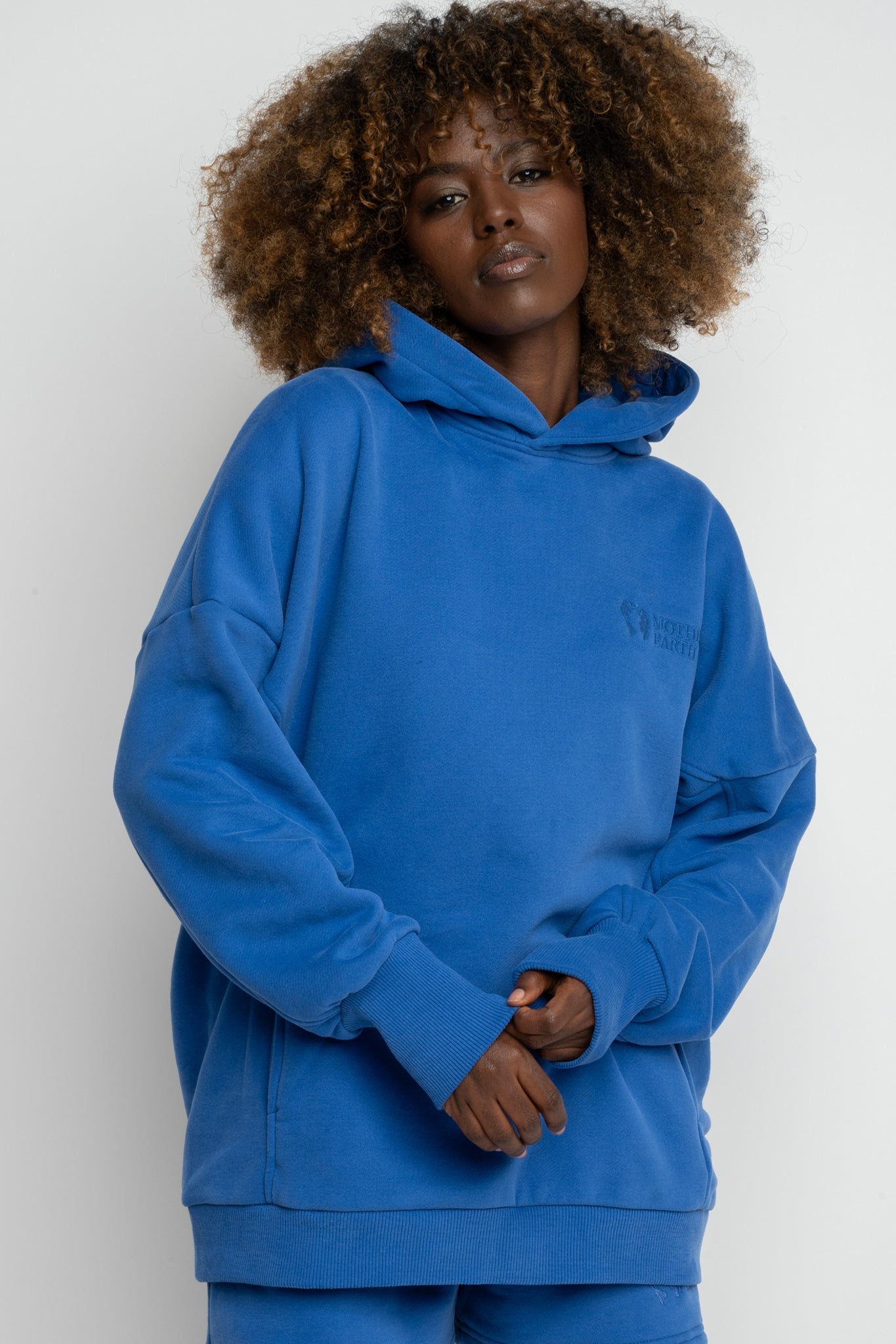 BLUZA OVERSIZE Z KAPTUREM CHABROWA - EGERIA