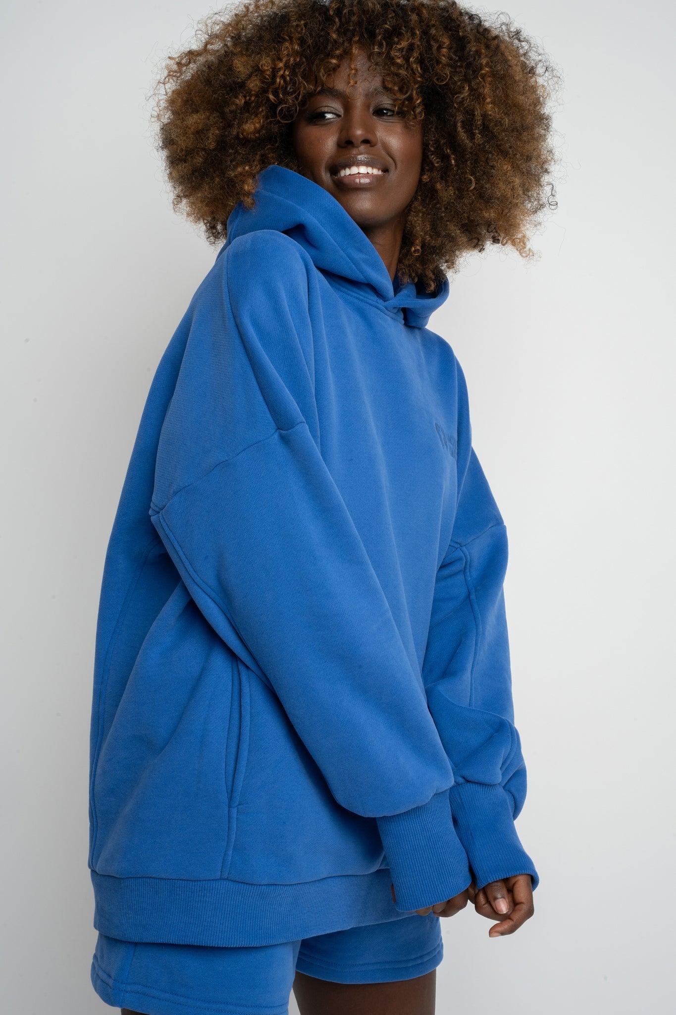 BLUZA OVERSIZE Z KAPTUREM CHABROWA - EGERIA