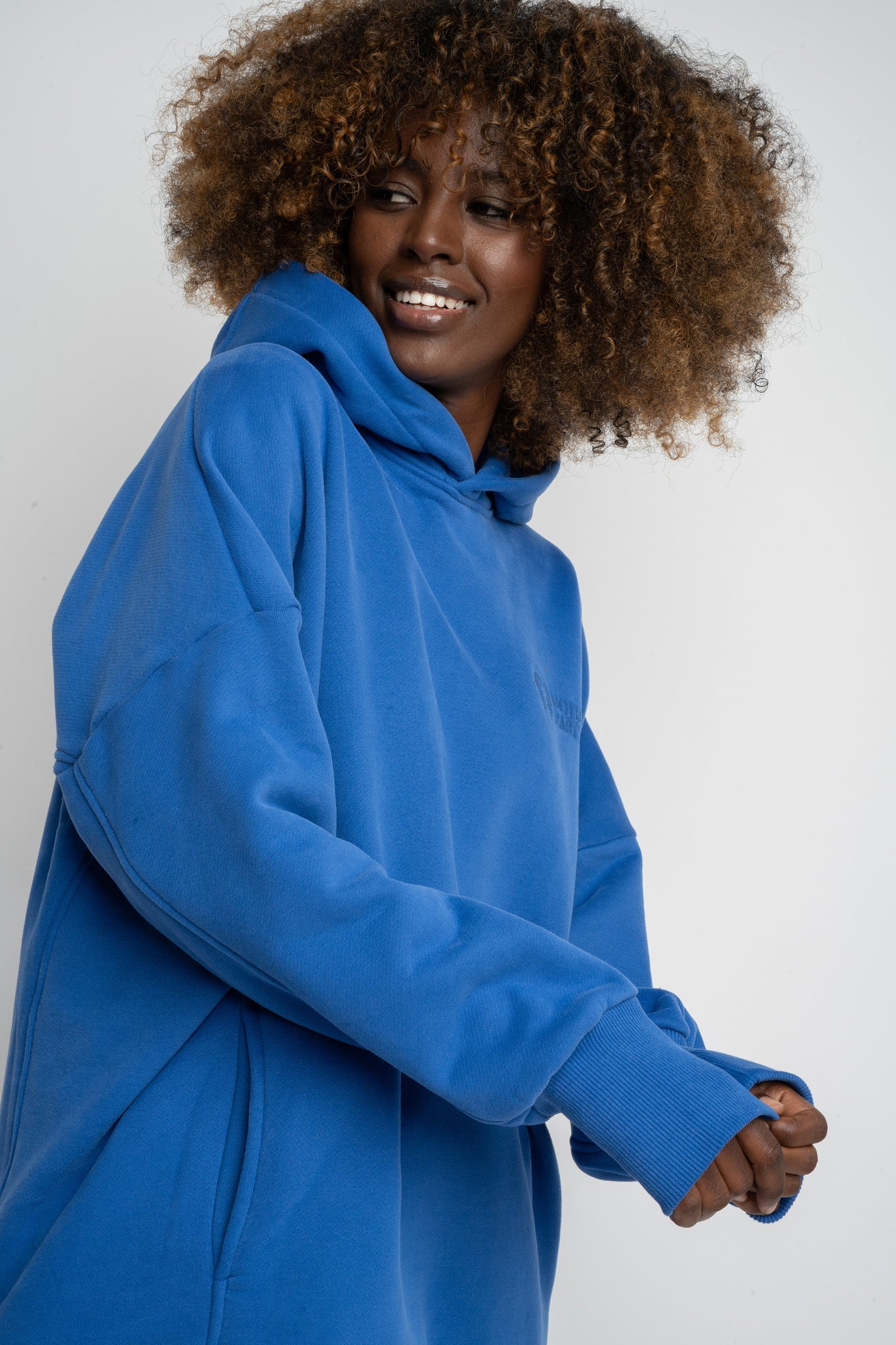 BLUZA OVERSIZE Z KAPTUREM CHABROWA - EGERIA