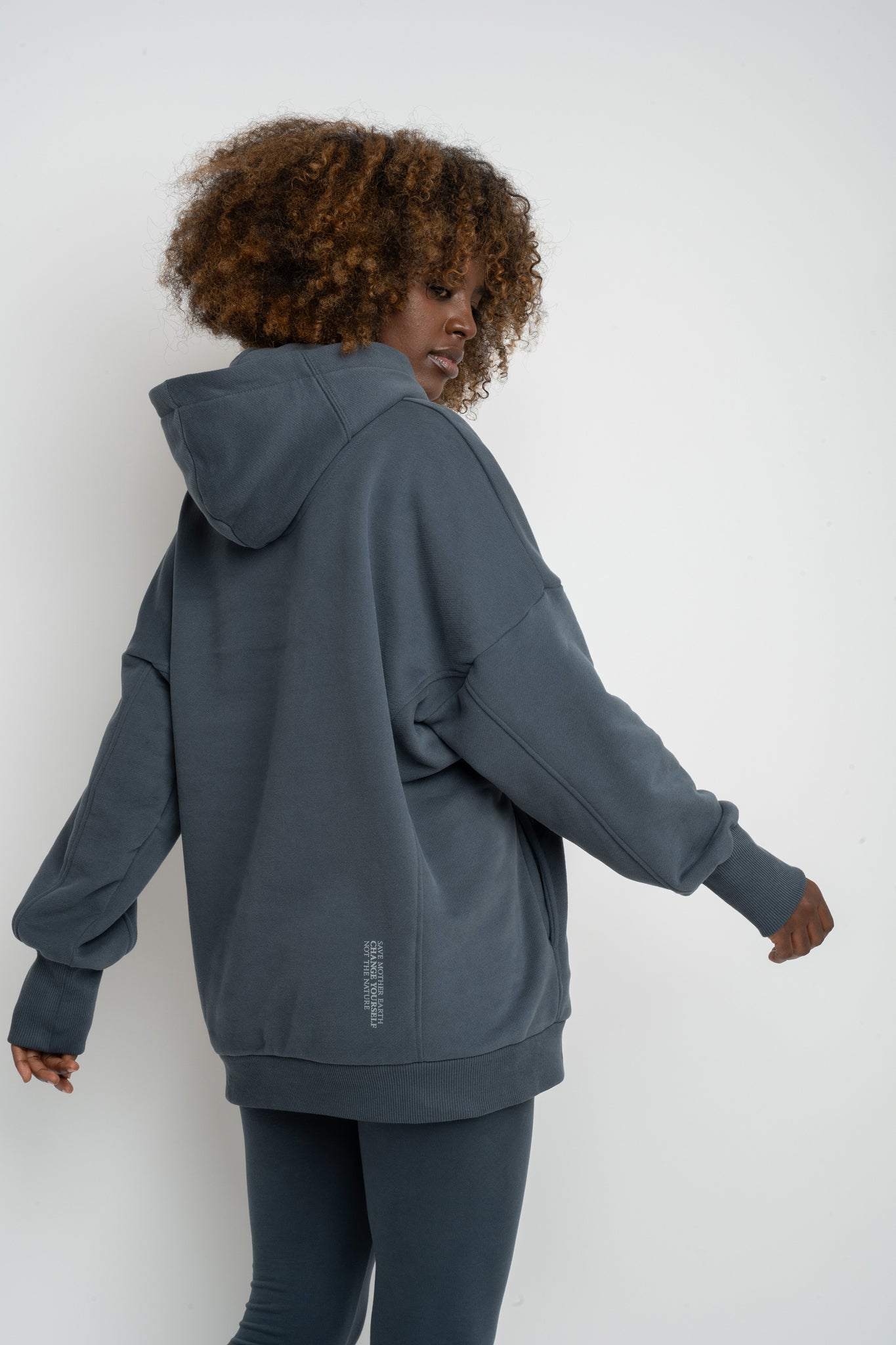 BLUZA OVERSIZE Z KAPTUREM GRAFITOWA- EGERIA