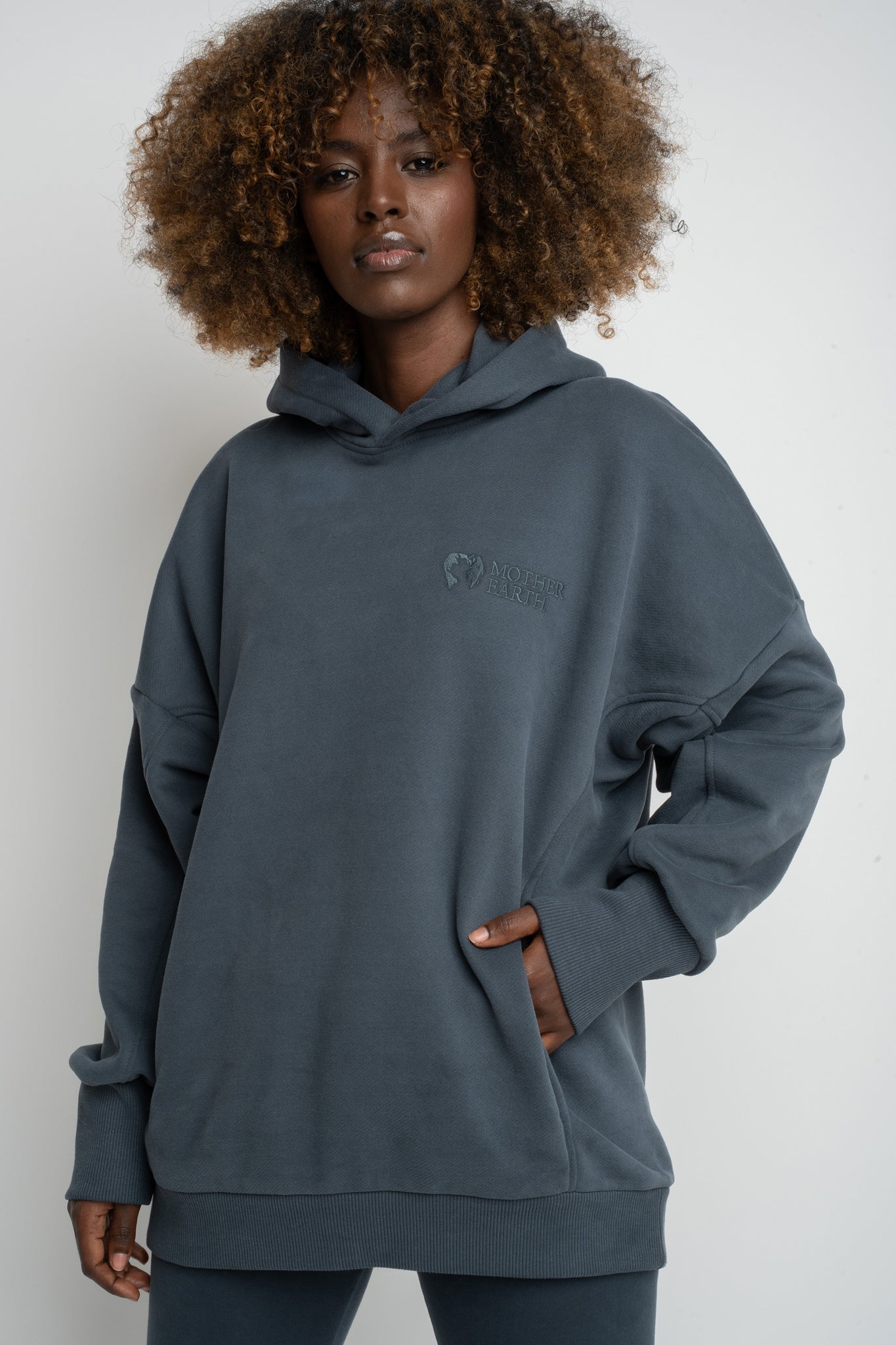 BLUZA OVERSIZE Z KAPTUREM GRAFITOWA- EGERIA