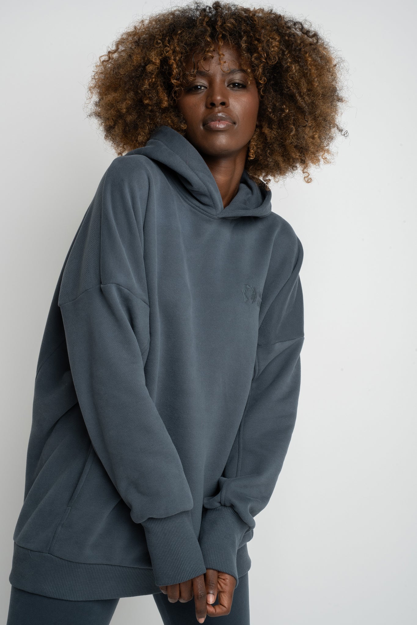 BLUZA OVERSIZE Z KAPTUREM GRAFITOWA- EGERIA