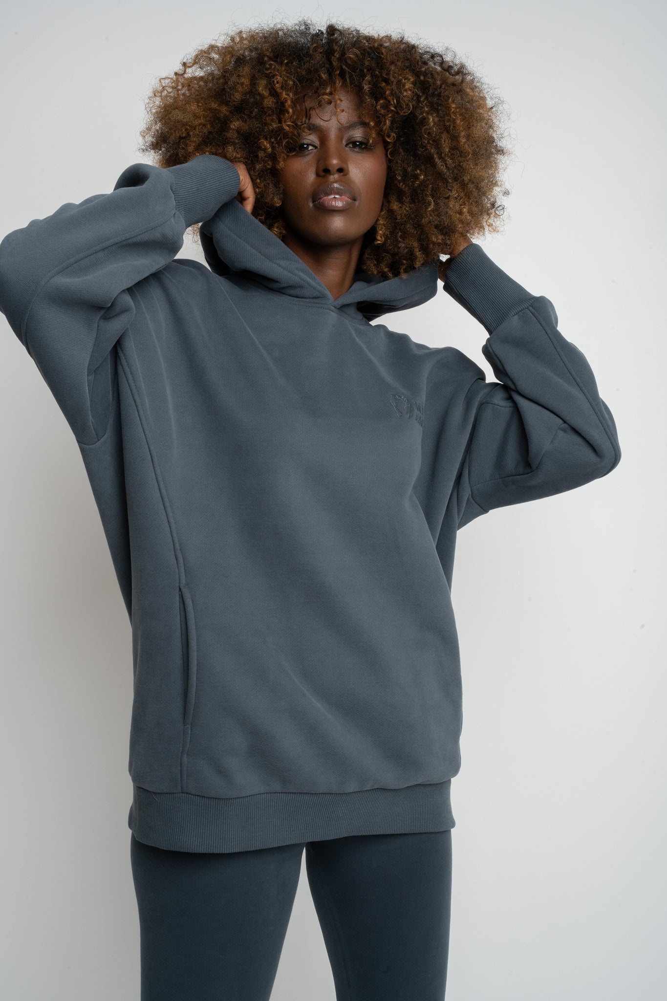 BLUZA OVERSIZE Z KAPTUREM GRAFITOWA- EGERIA